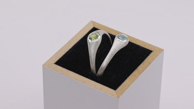 Schmaler Ring mit Blautopas Stein Produktvideo