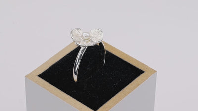 Schmaler Ring "Blüte mit Perle" Produktvideo