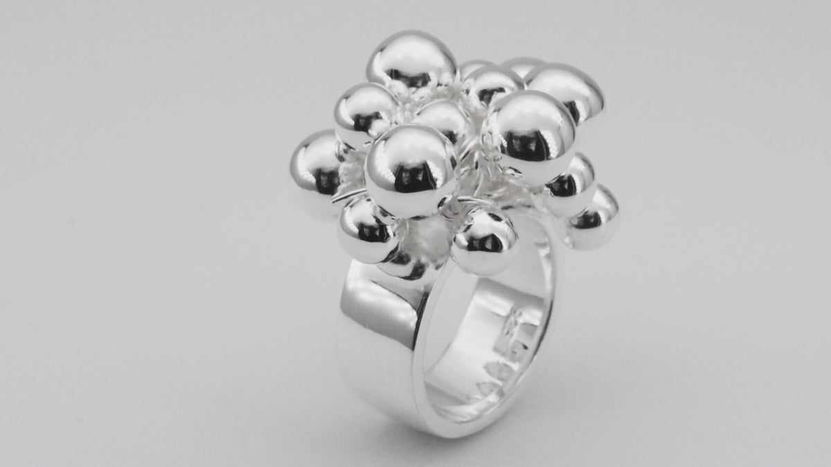 Extravaganter Designring mit beweglichen Kugeln Produktvideo