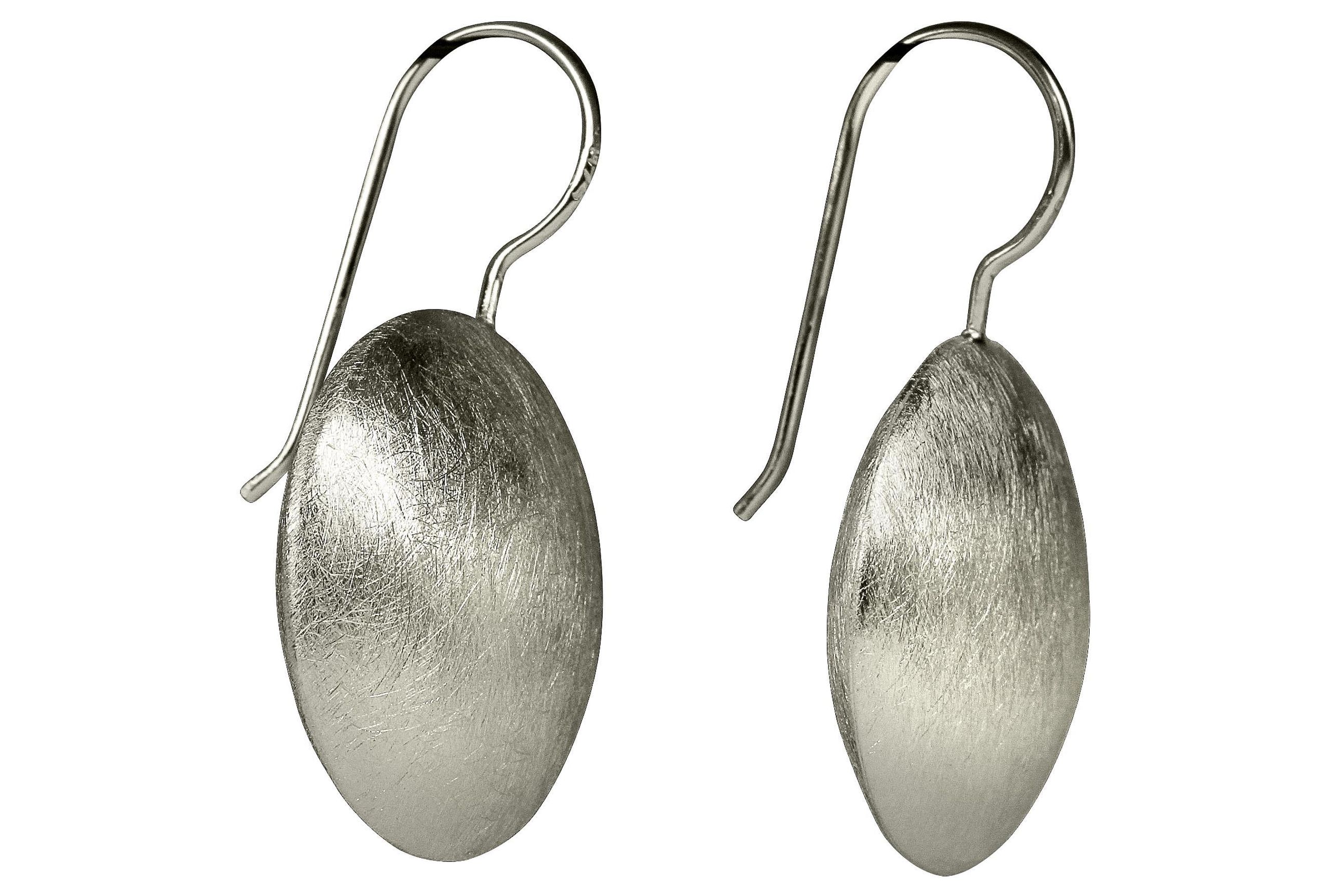 Große runde Ohrhänger aus Silber für Damen in Form eines Knopfs, die eine mattierte Oberfläche aufweisen.