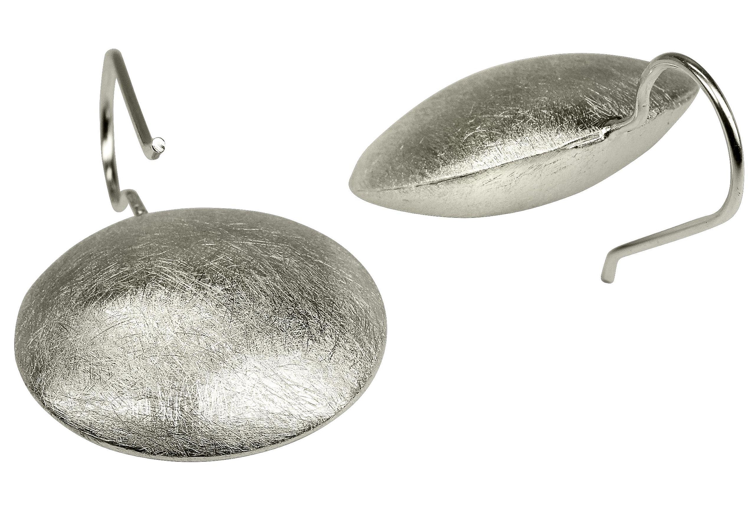 Große runde Ohrhänger aus Silber für Damen in Form eines Knopfs, die eine mattierte Oberfläche aufweisen.