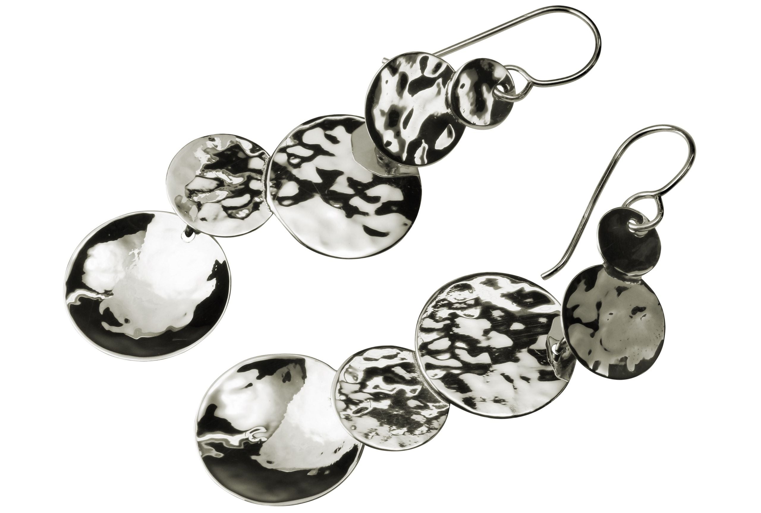 Gehämmerte Ohrhänger aus Silber für Damen. Die Ohrhänger bestehen aus fünf verschieden großen geschmiedeten Silberscheiben, die fest miteinander verbunden sind.