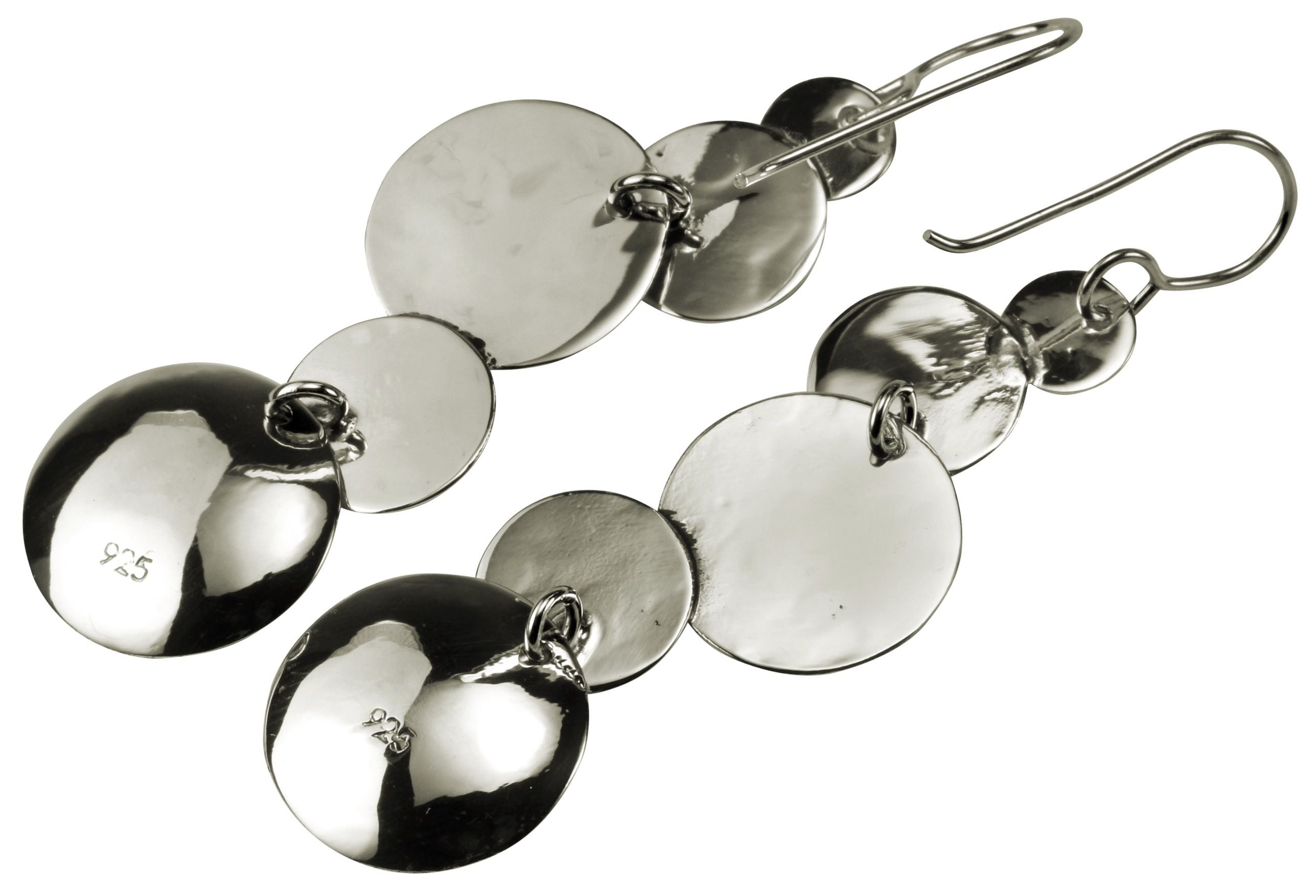Rückseite der gehämmerten Ohrhänger aus Silber für Damen. Die Ohrhänger bestehen aus fünf verschieden großen geschmiedeten Silberscheiben, die fest miteinander verbunden sind.