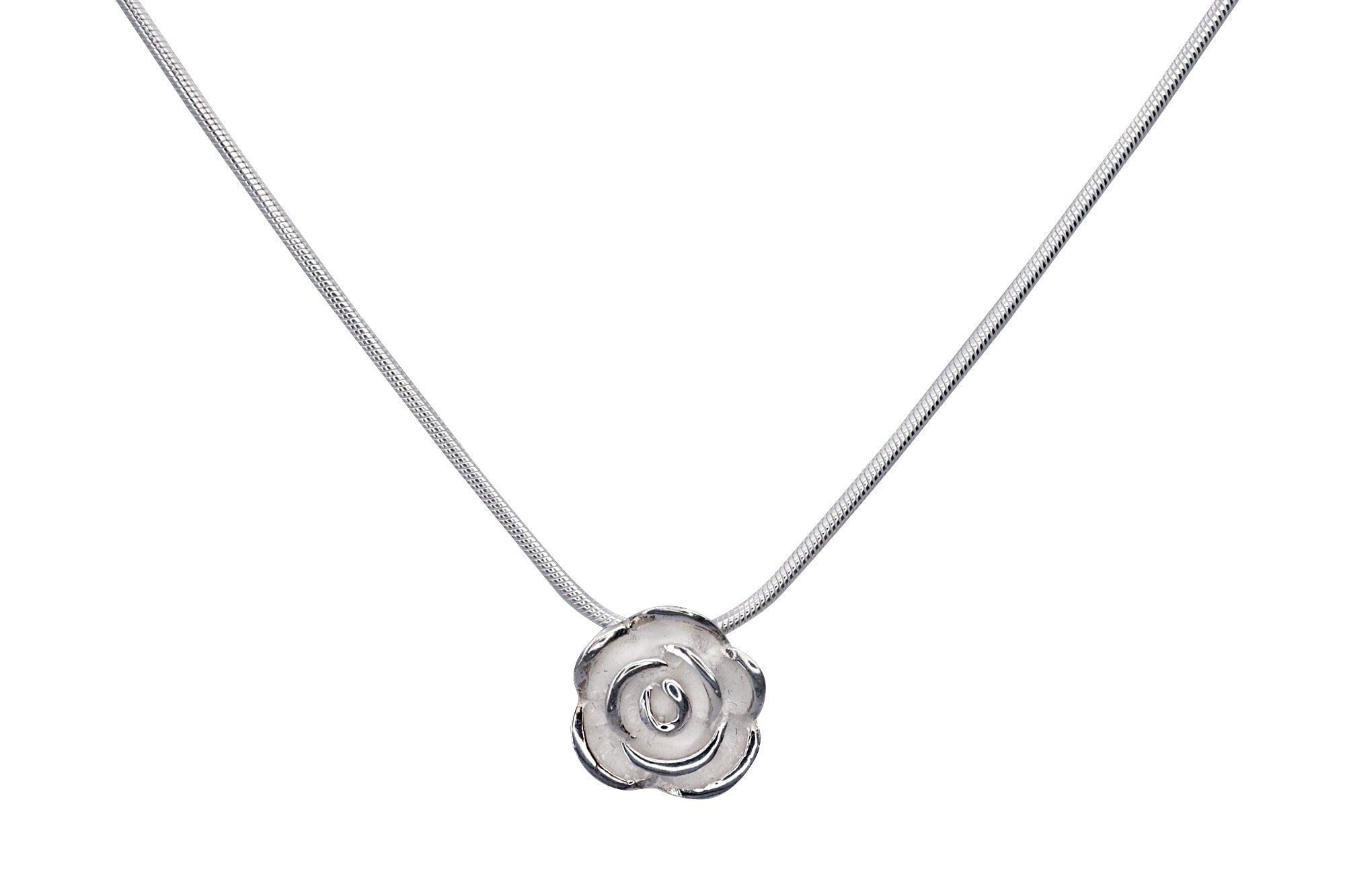 Eine Rose als Anhänger für Damen aus Silber mit sandgestrahlter Oberfläche und versenkten Ösen zum verdeckten Fädeln einer Kette.