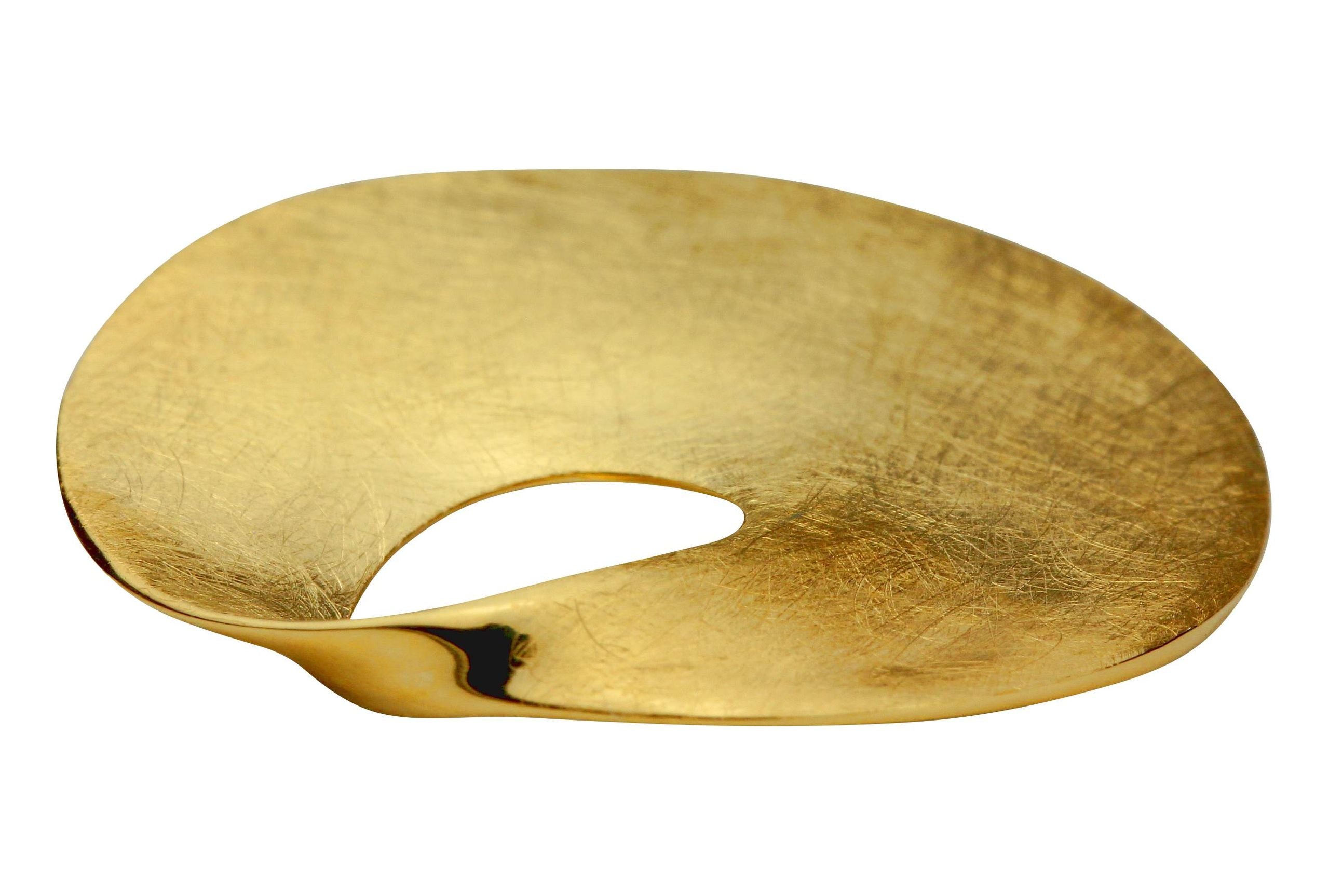 Ein runder Anhänger im Design der Endlosscheibe aus vergoldetem Silber für Damen.