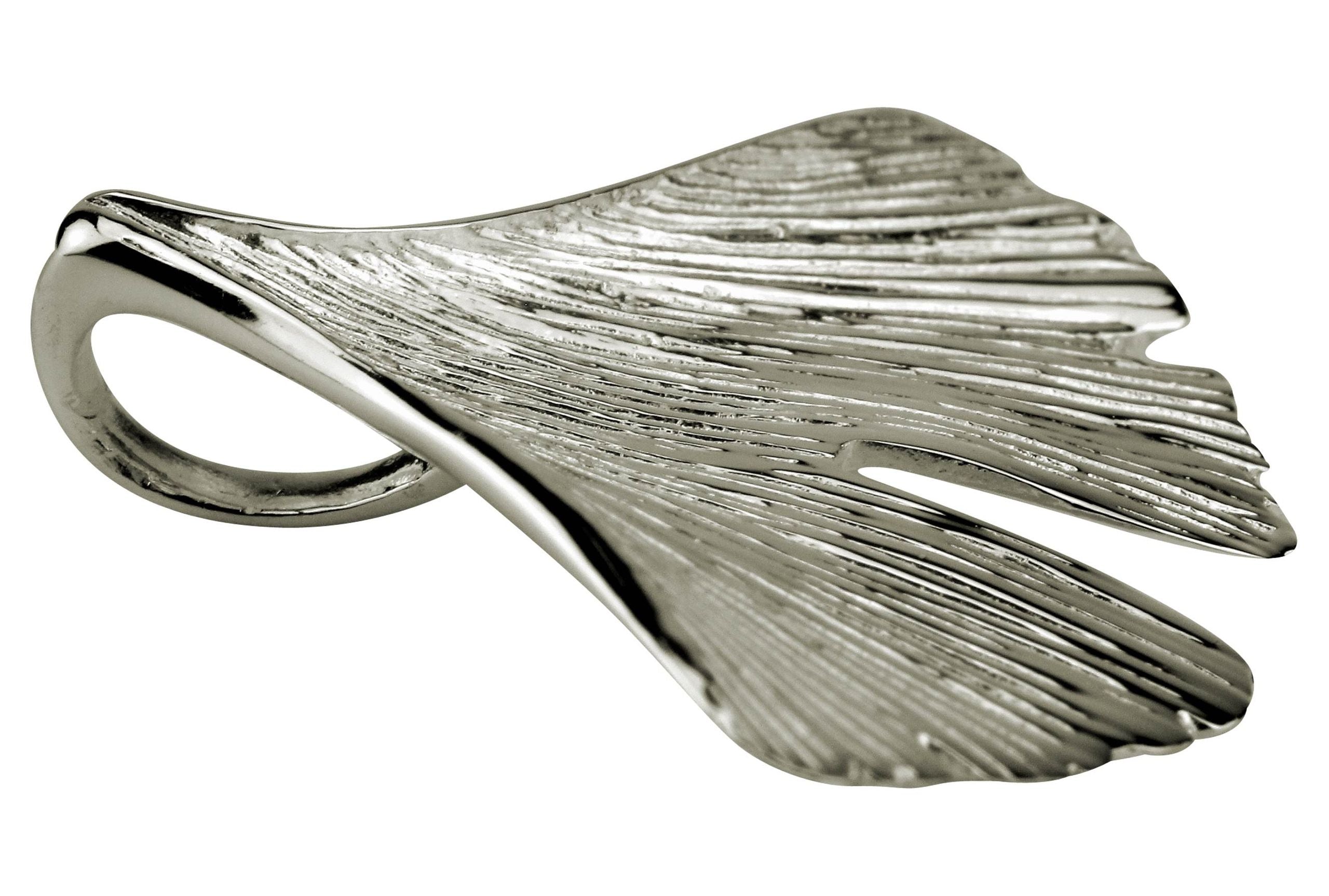 Ein großer Anhänger für Damen in Form eines Ginkgoblatts aus Silber.