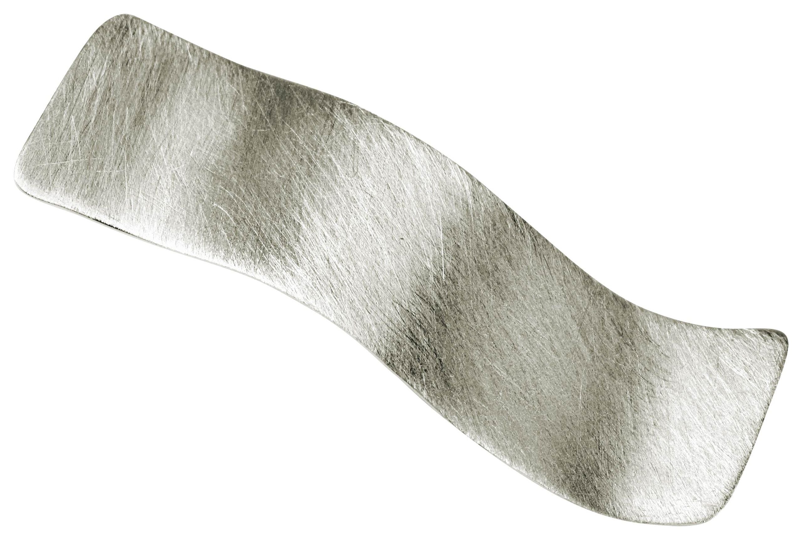 Ein geschwungener großer Silberanhänger für Damen im Design einer Welle.