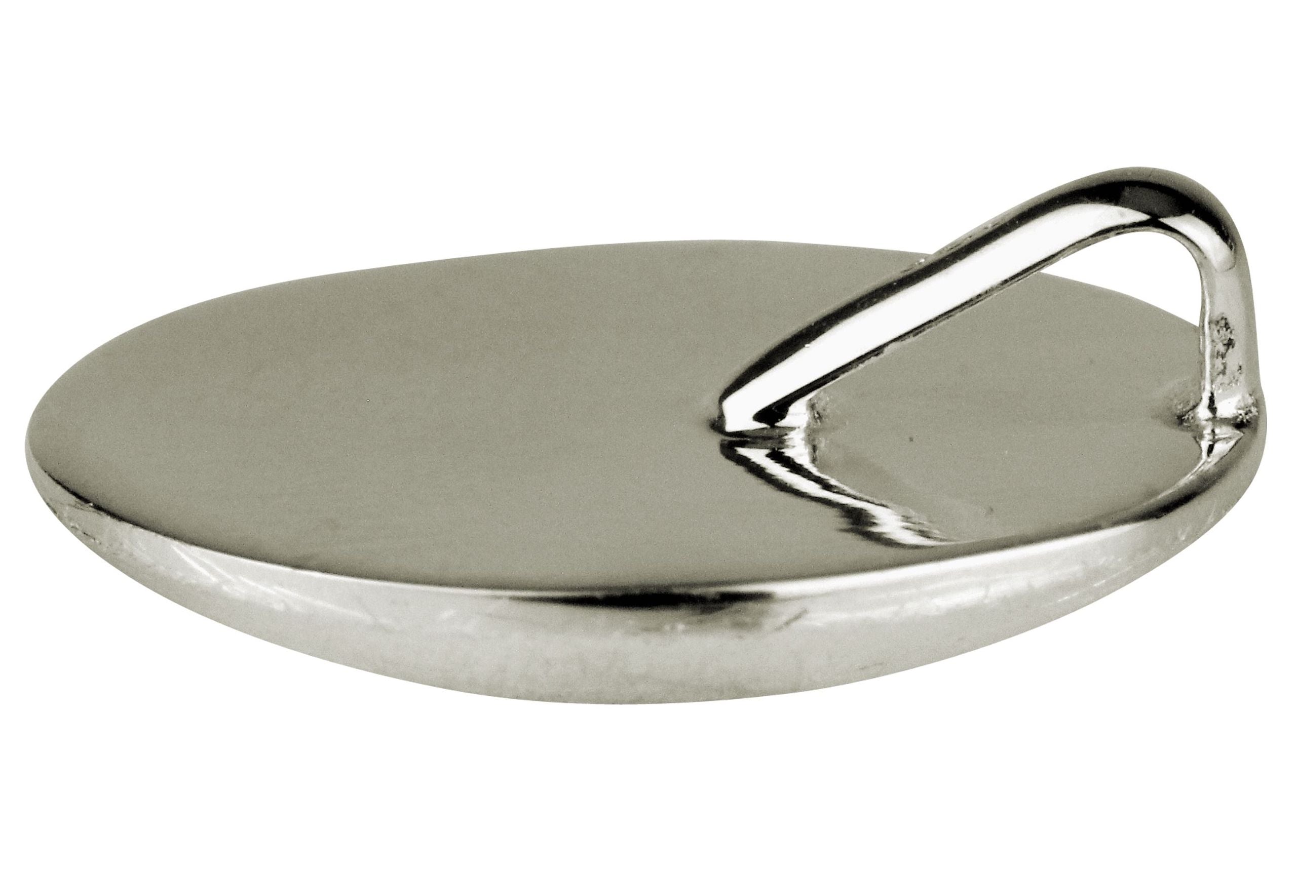 Die Rückseite eines runden Anhängers aus Silber für Damen, der im Design an einen Knopf erinnert.