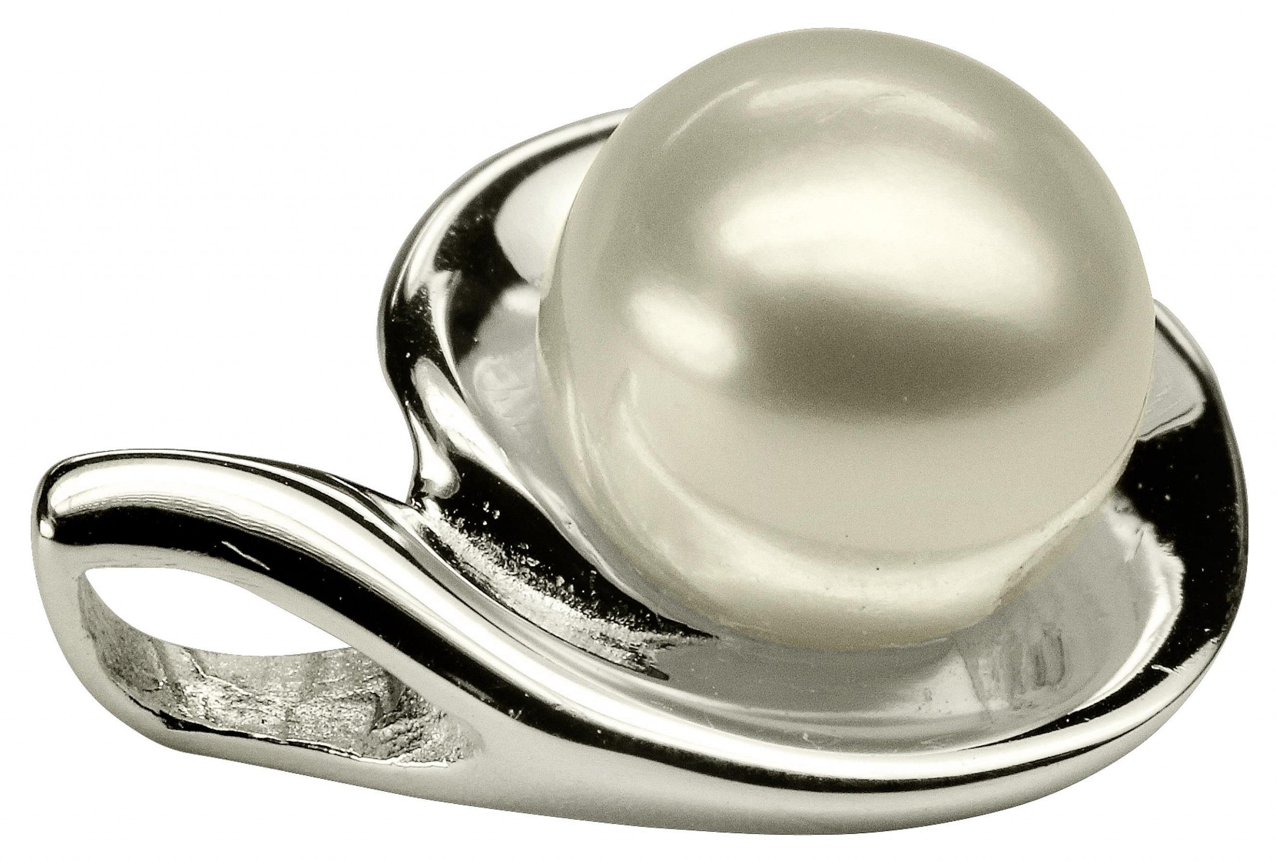 Ein glänzender Perlenanhänger aus Silber für Damen, der geschwungen die Form eines Tropfens andeutet.