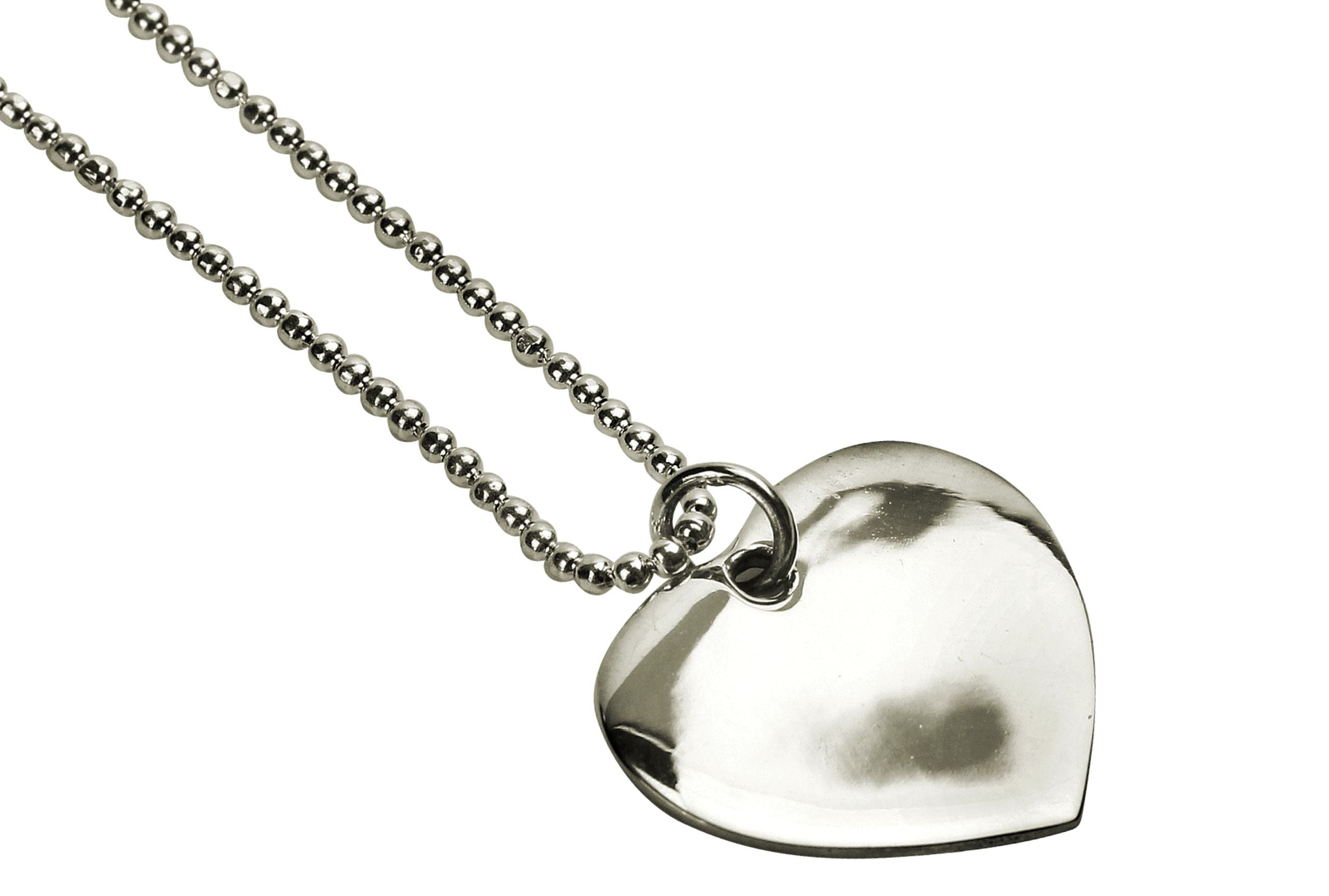 Glänzender Herzanhänger aus Silber für Damen an einer diamantierten Kugelkette. Der Anhänger eignet sich auch zum Gravieren oder Lasern.
