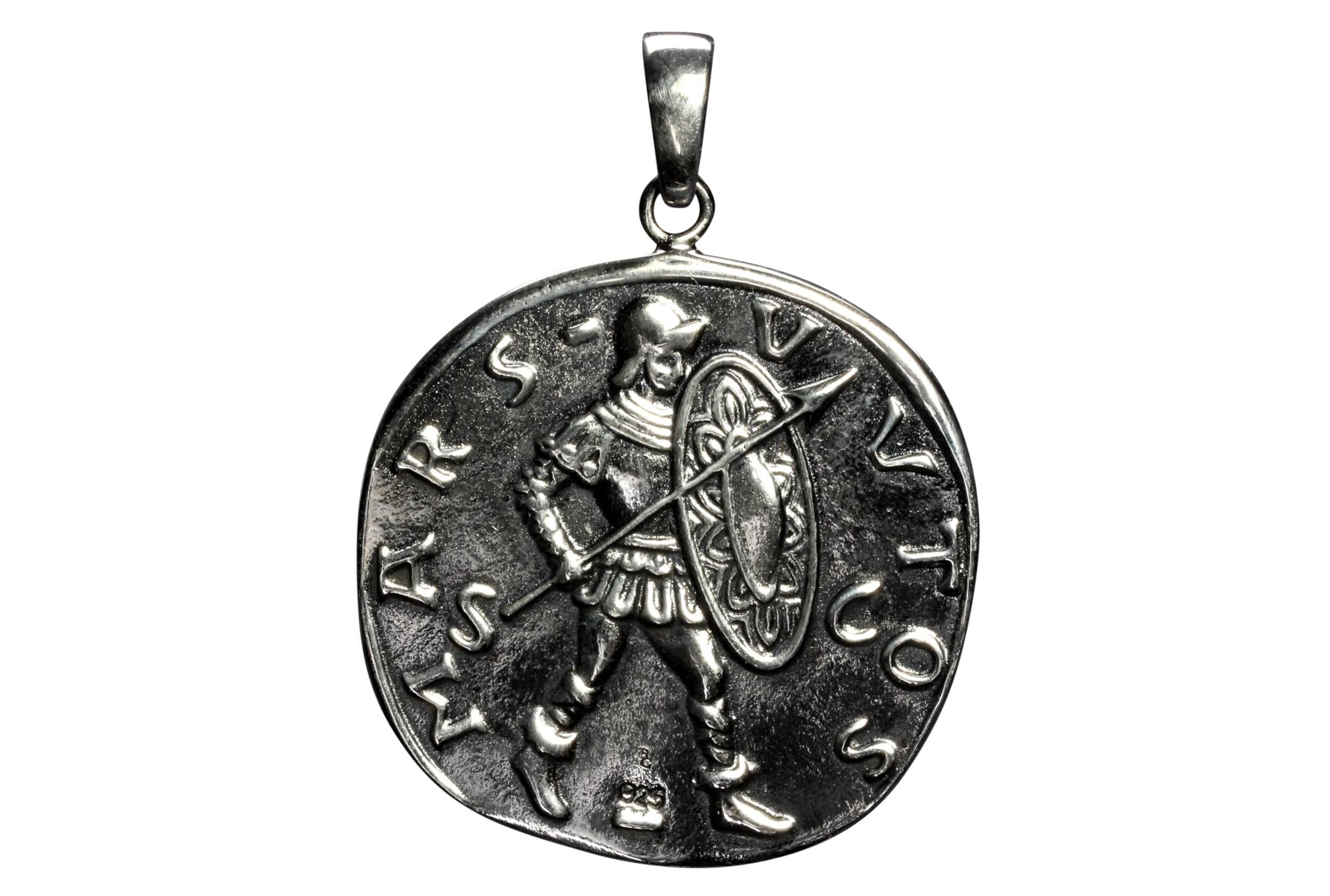 Die Nachbildung einer römischen Münze als großer Anhänger aus geschwärztem Silber.