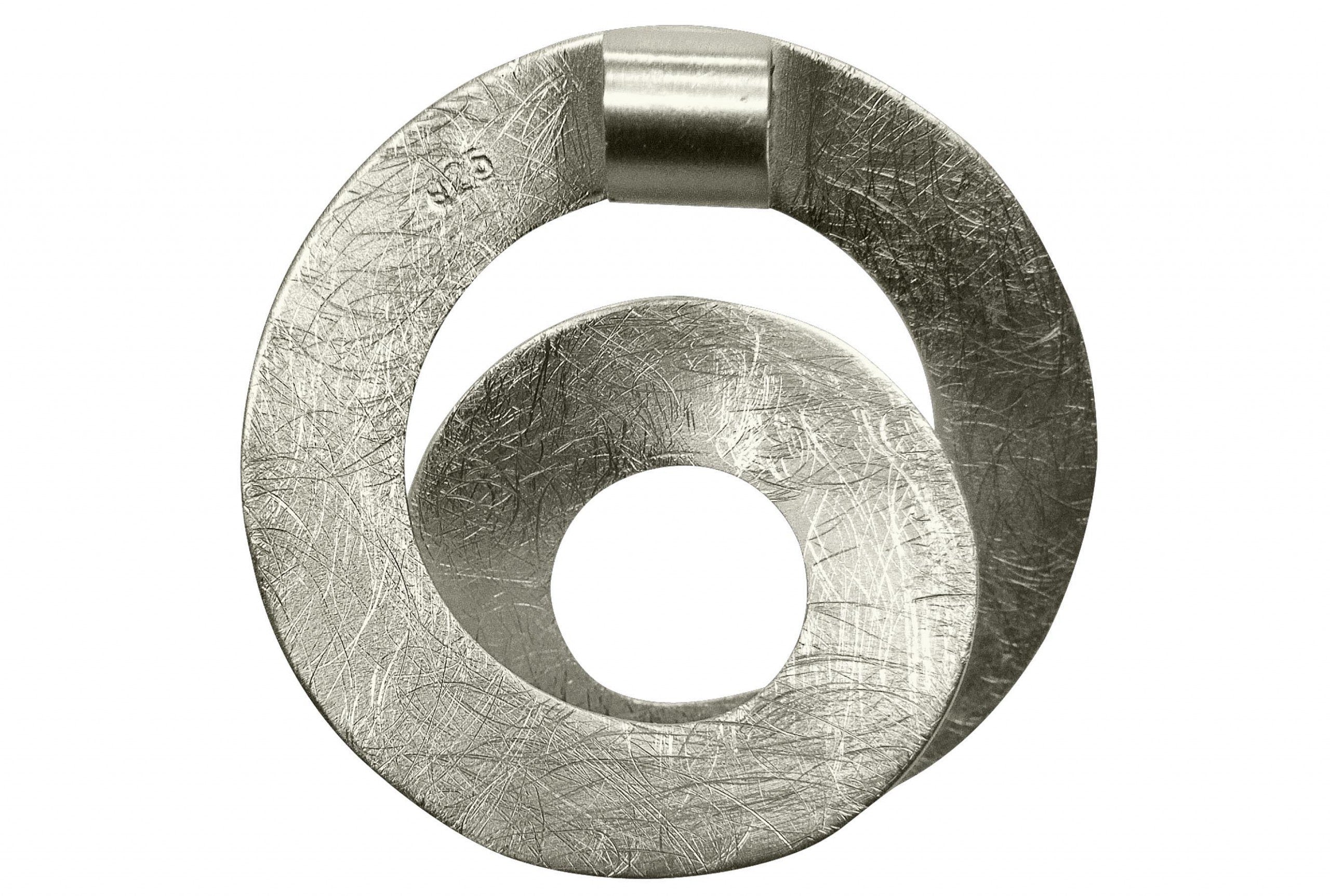 Silberner Kettenanhänger in Loopdesign mit gebürsteter Oberfläche. Man sieht die Stempelung des Echtsilber-Siegels. 