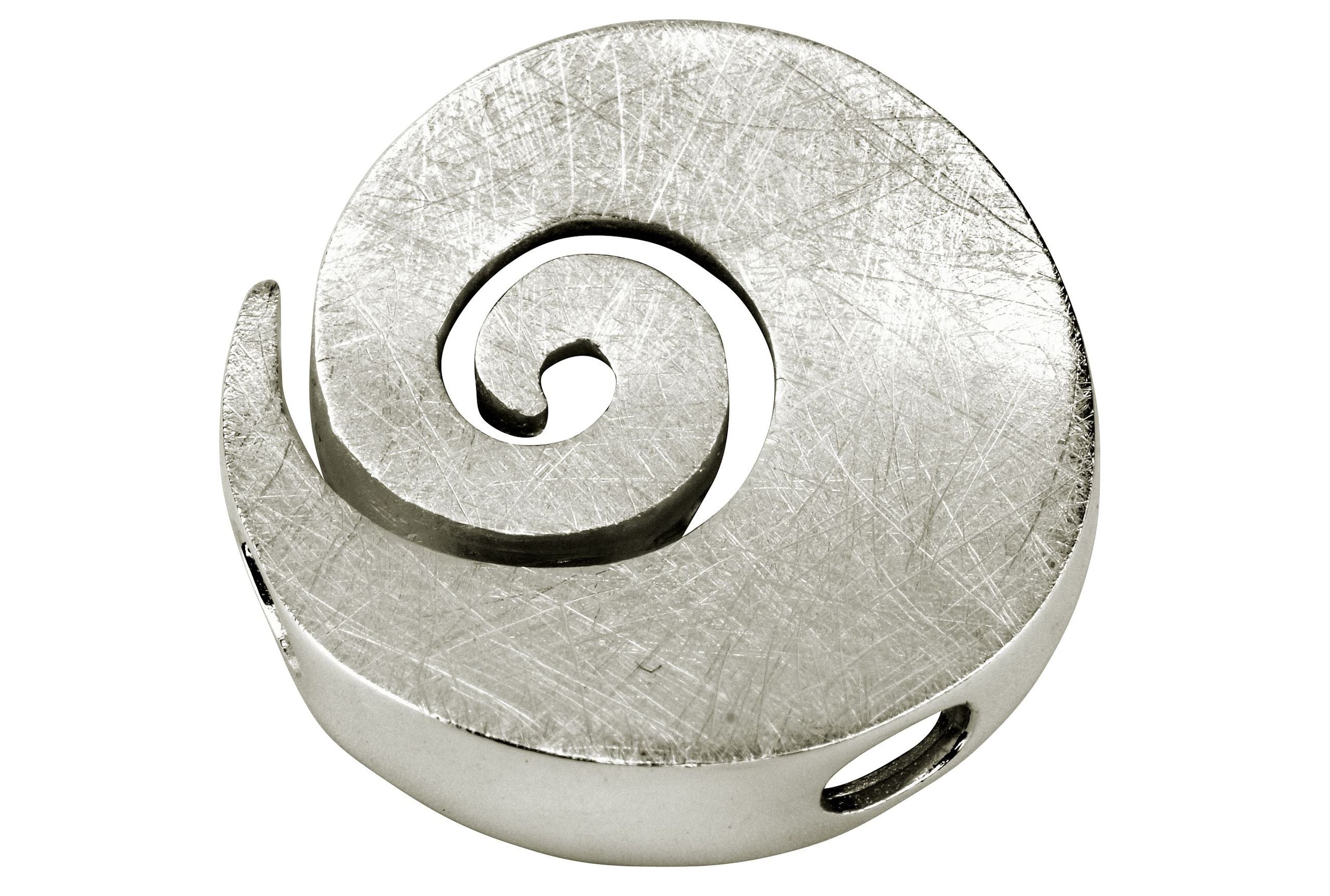 Ein großer Anhänger aus Silber für Damen in Form einer Spirale mit gebürsteter Oberfläche und leicht konkaver Wölbung.