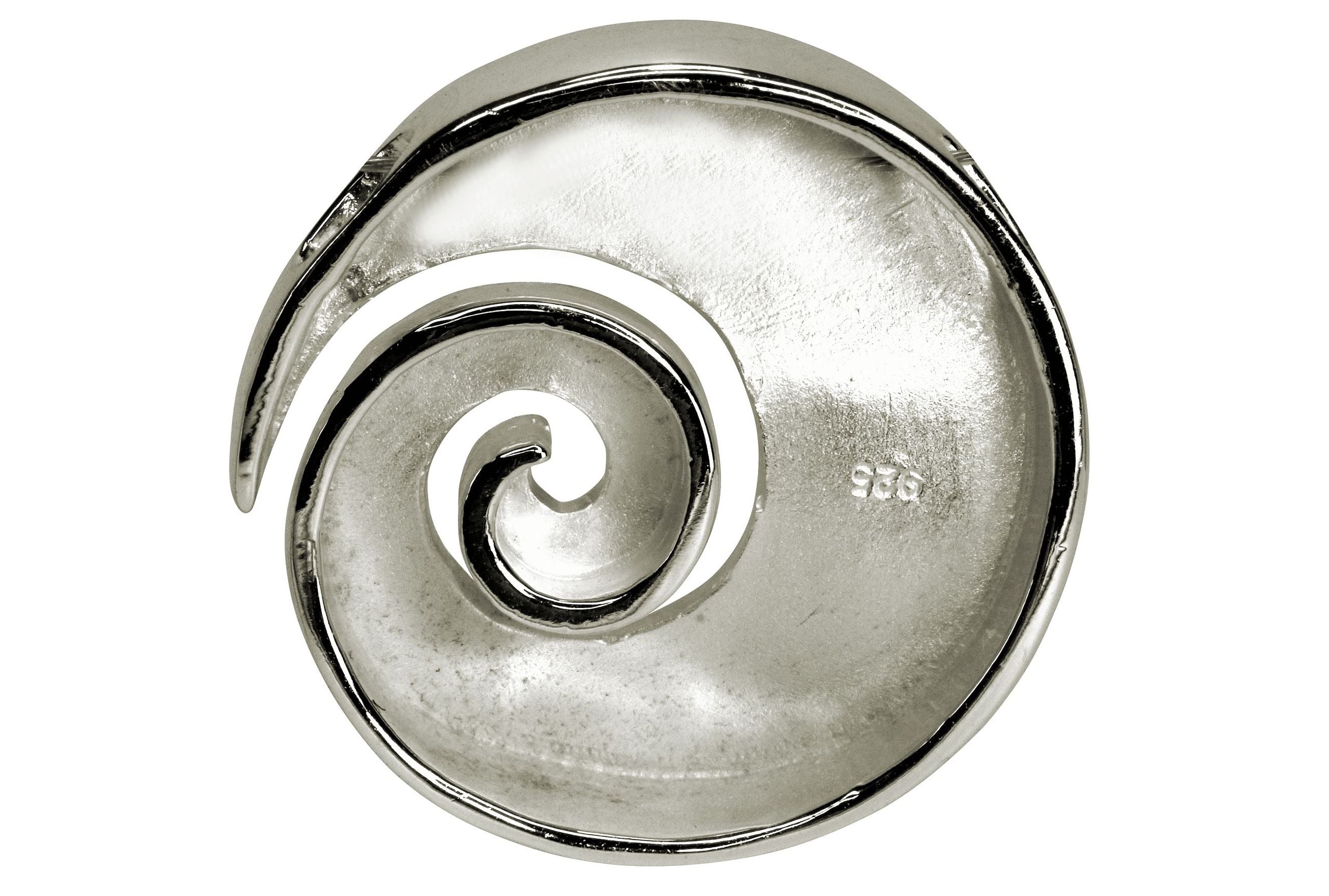 Ein großer Anhänger aus Silber für Damen in Form einer Spirale mit gebürsteter Oberfläche und leicht konkaver Wölbung von der Rückseite aus betrachtet.