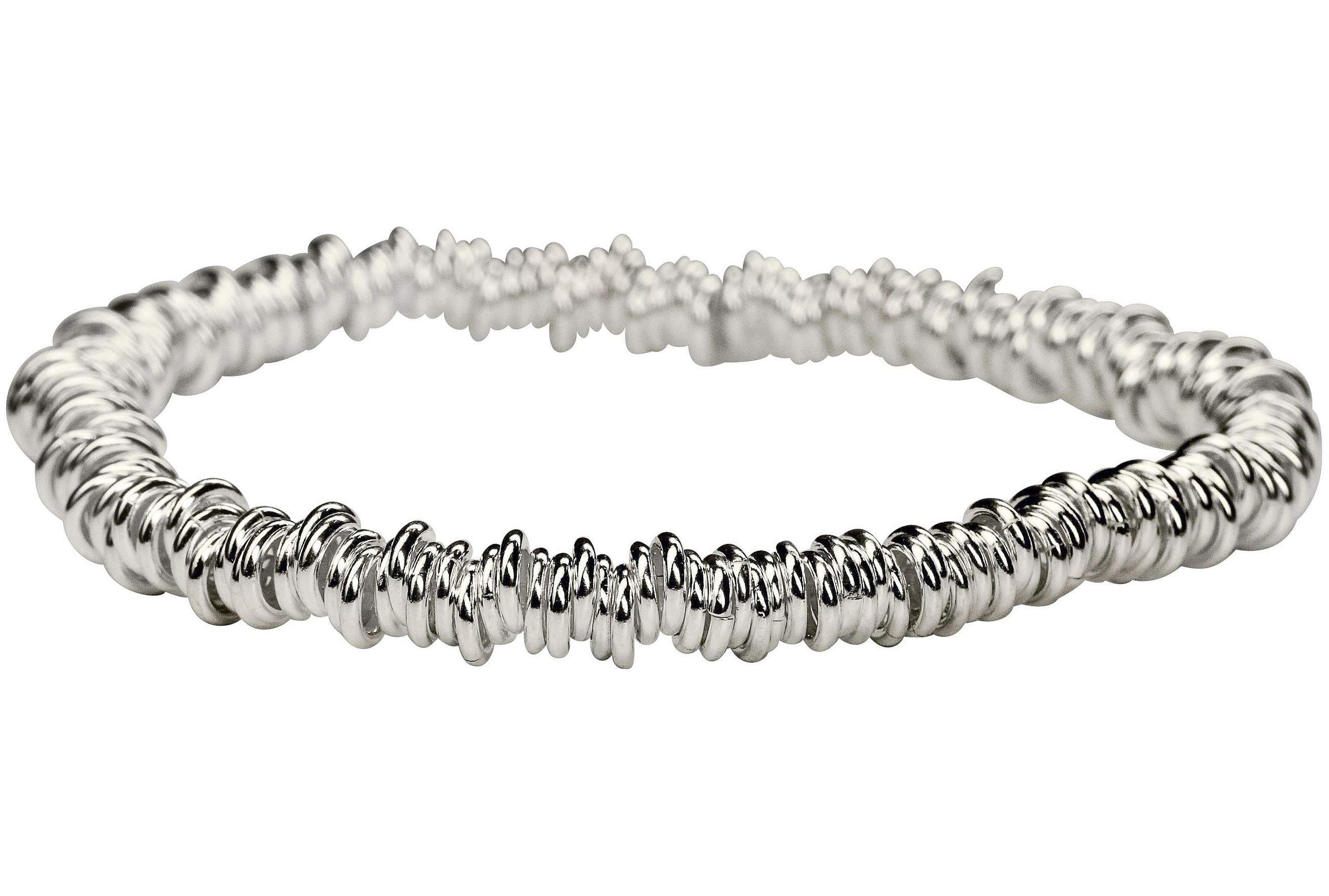 Ein Armband aus Silber für Damen aus vielen kleinen einzelnen Silberringen, die verschlussfrei auf ein Gummiband aufgefädelt sind.