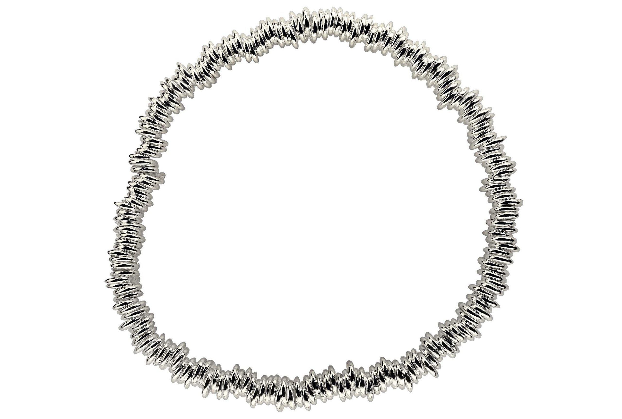 Ein Armband aus Silber für Damen aus vielen kleinen einzelnen Silberringen, die verschlussfrei auf ein Gummiband aufgefädelt sind.