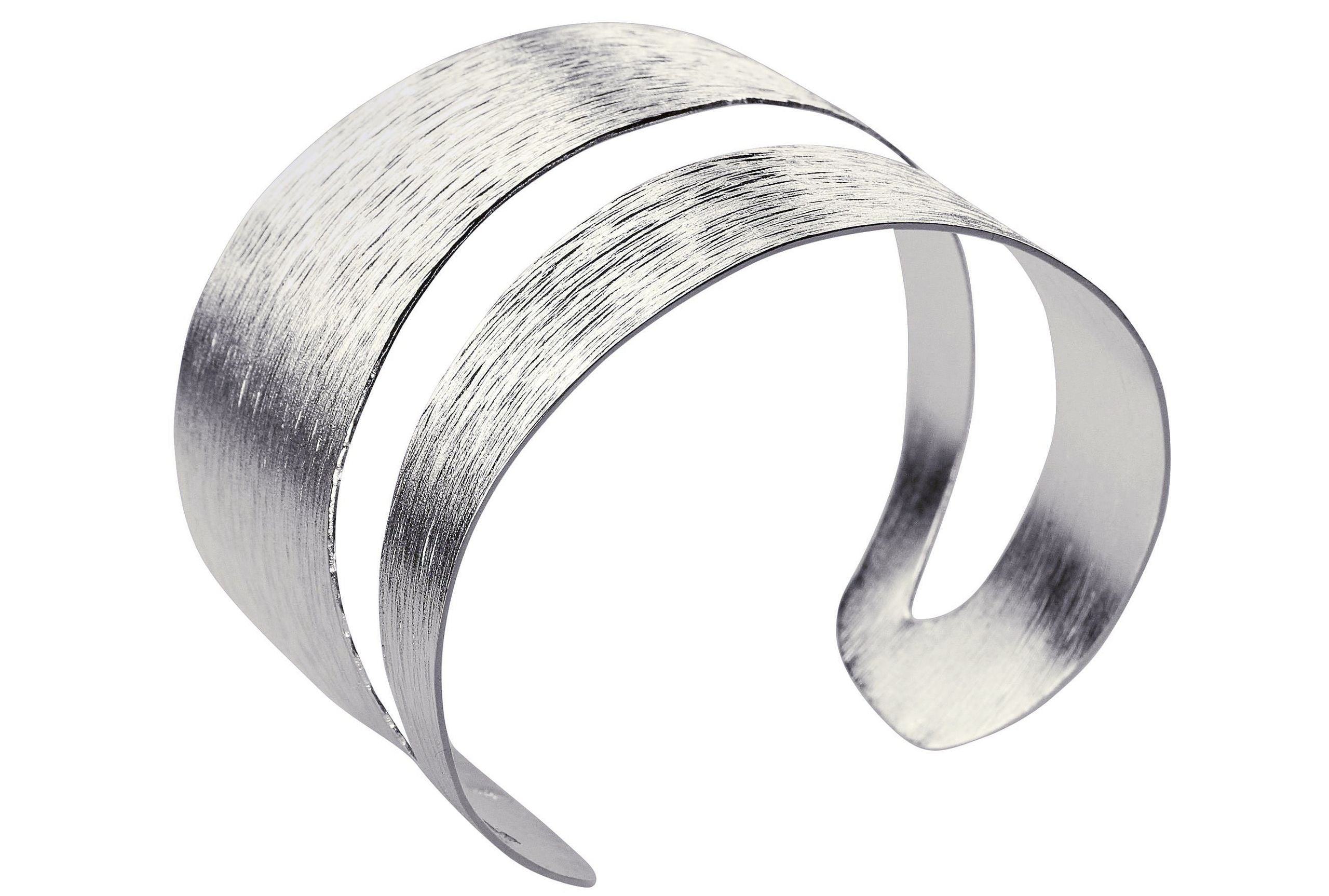 Ein Armreif aus Silber für Damen mit einer diagonalen Aussparung als Blickfang und einer matten Oberfläche mit gewellter Struktur.