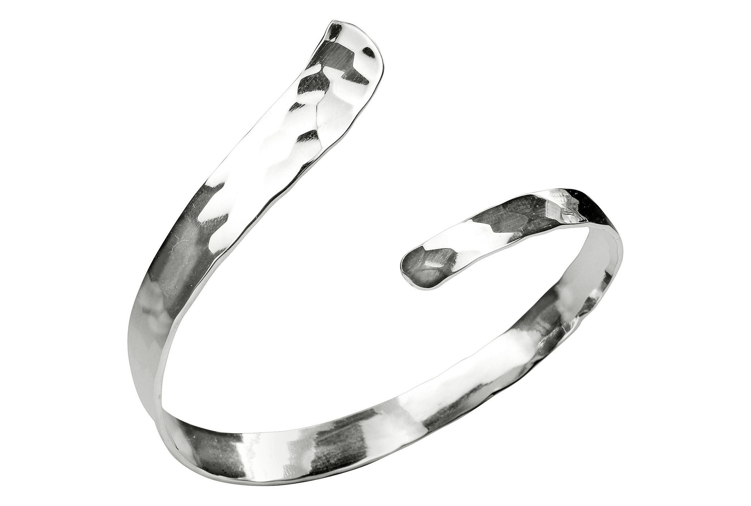 Ein feiner, schmaler Armreif aus Silber für Damen mit gehämmerter Oberfläche optisch entgegengesetzten Enden.