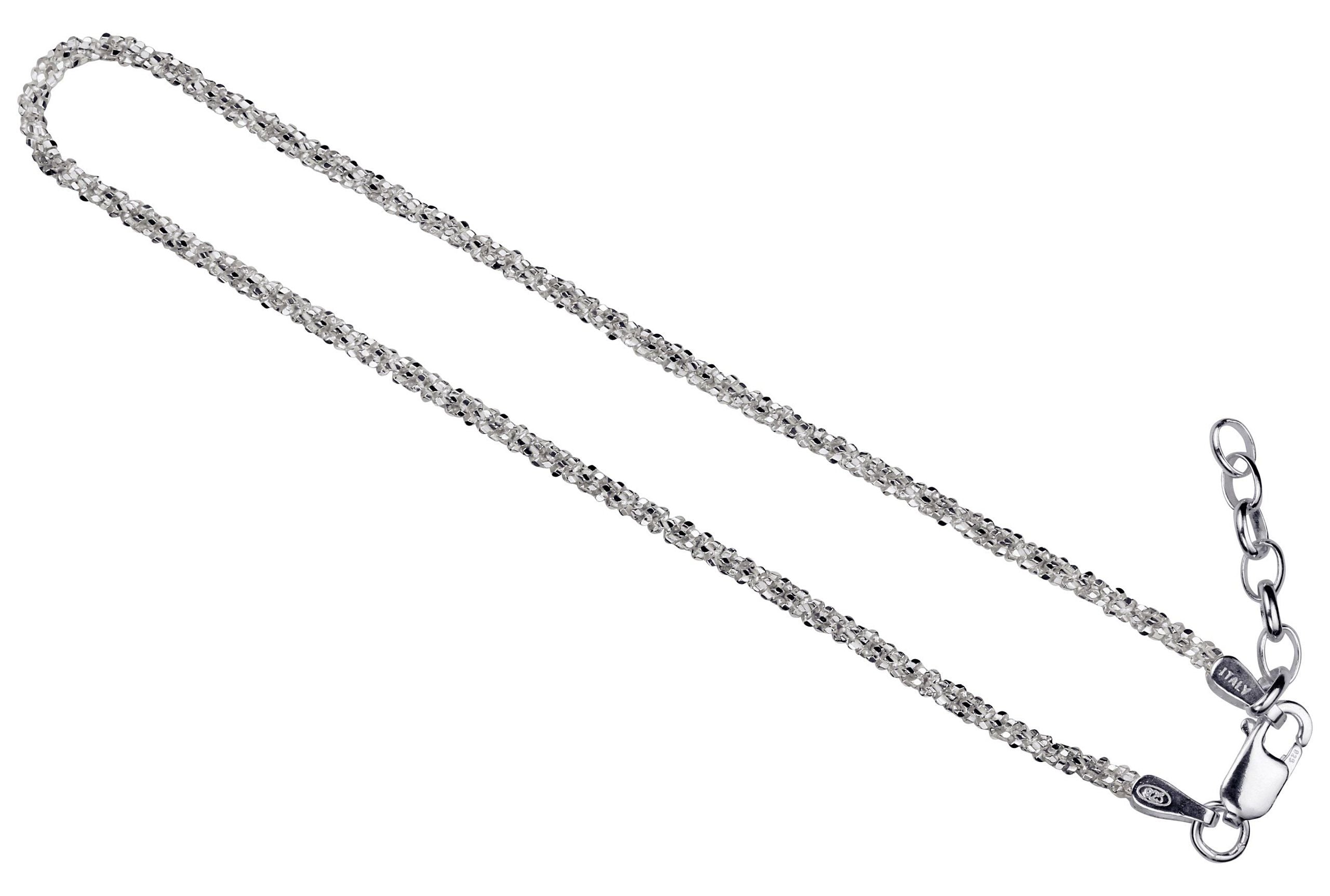 Ein Criss-Cross-Armband aus Silber für Damen mit einem geschmeidigen Geflecht und einer glänzend funkelnden Oberfläche.