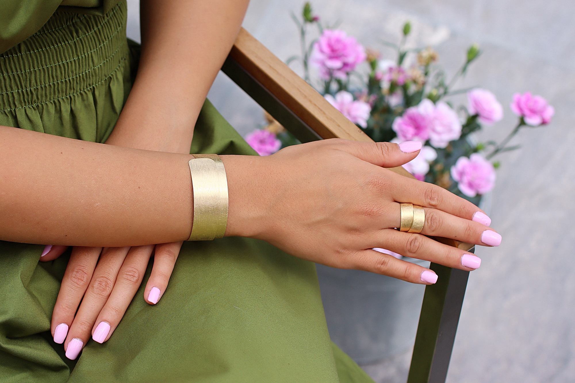 Armreif für Damen aus Silber mit vergoldeter Oberfläche. Der Armreif ist spiralförmig und flexibel.