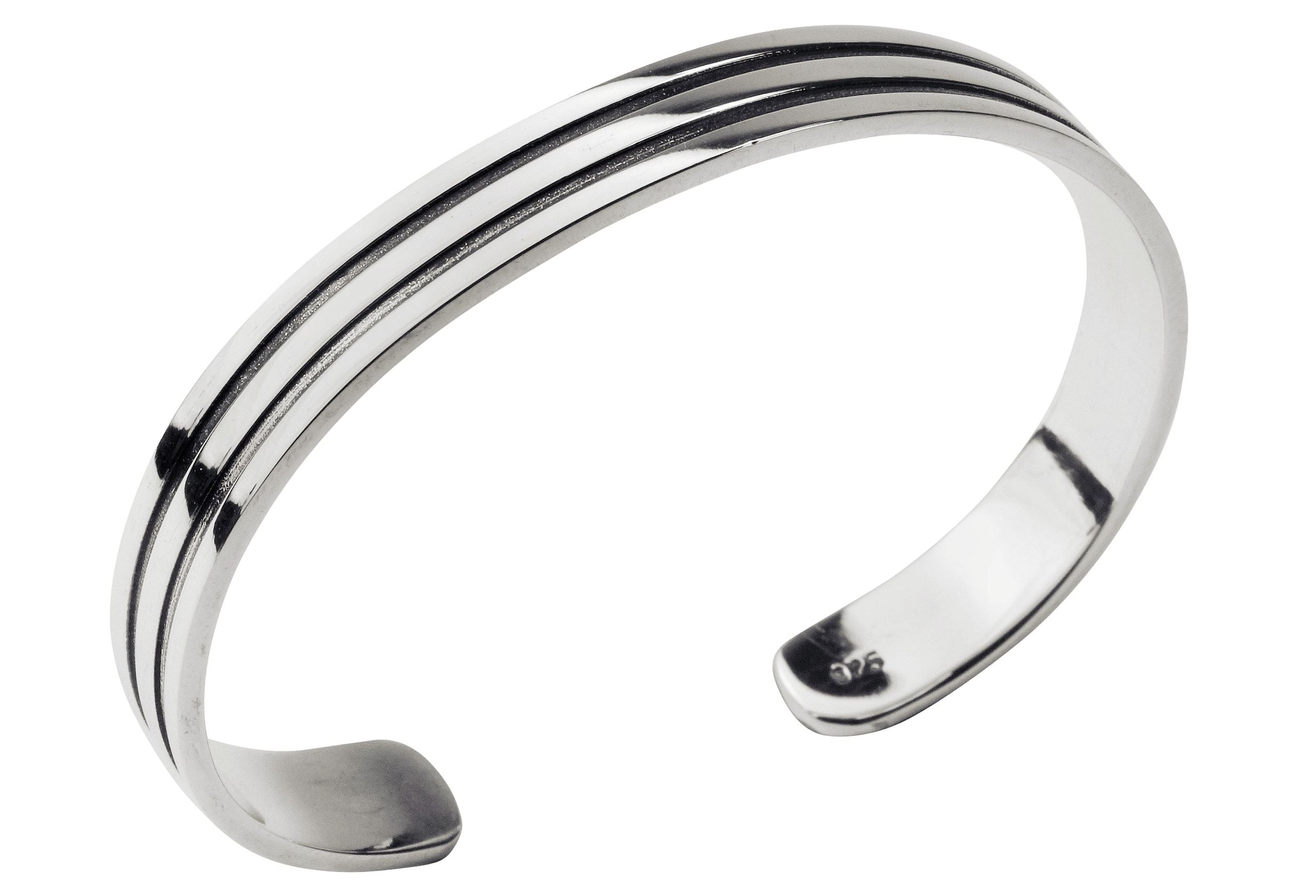 Eine Armspange aus Silber im Design der Streifen-Optik für Herren.