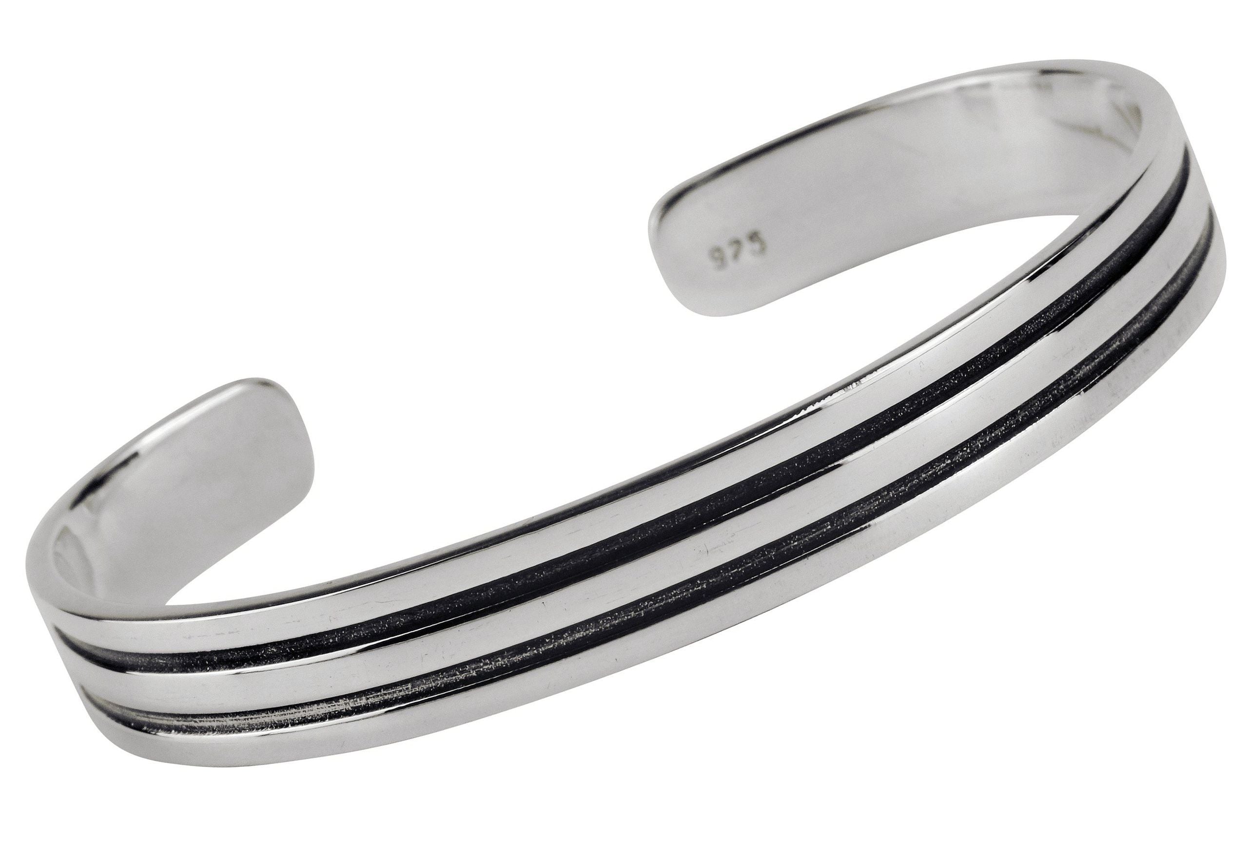 Eine Armspange aus Silber im Design der Streifen-Optik für Herren.