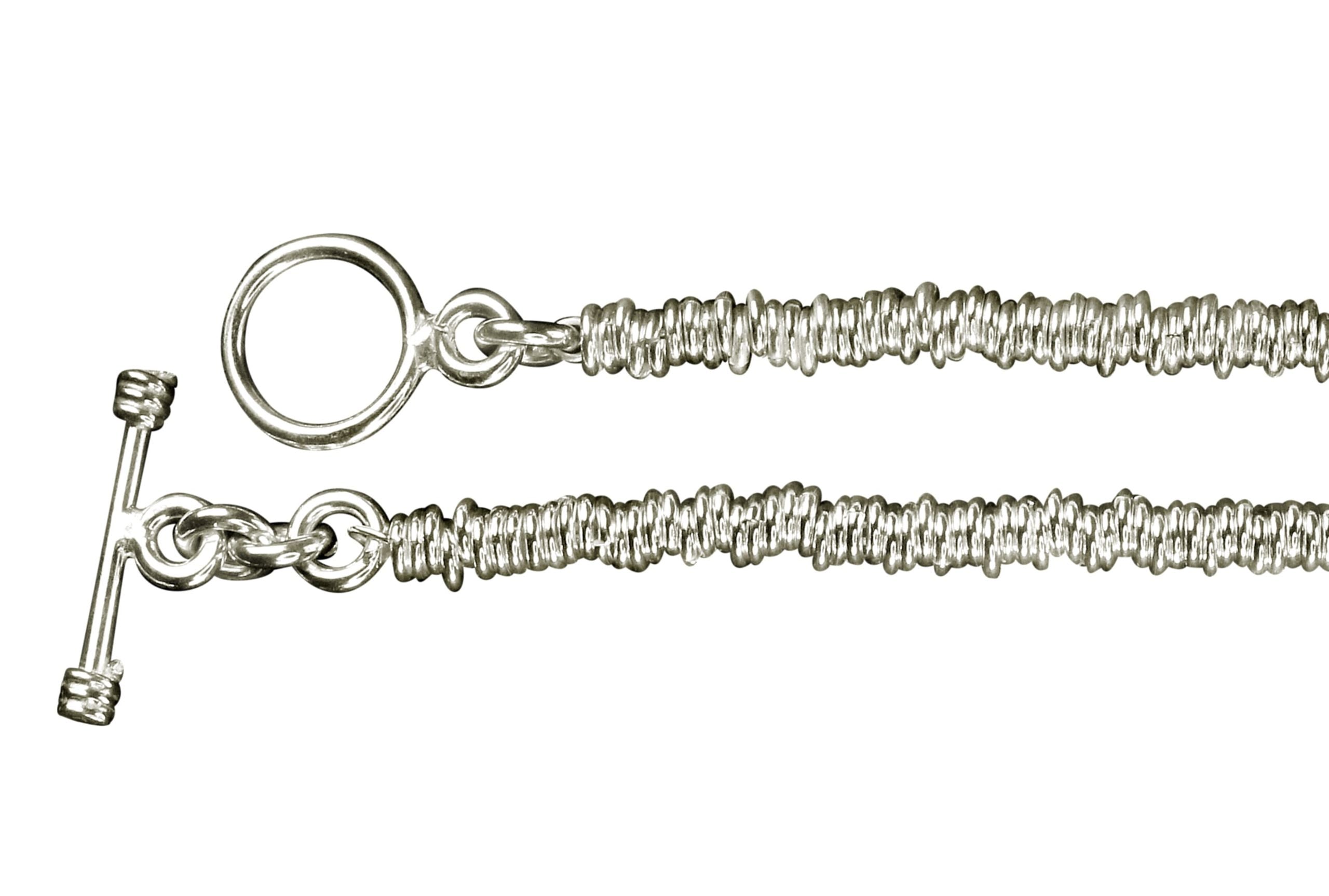 Ein Silberarmband für Damen aus vielen kleinen Silberringen mit einem dekorativen Verschluss.