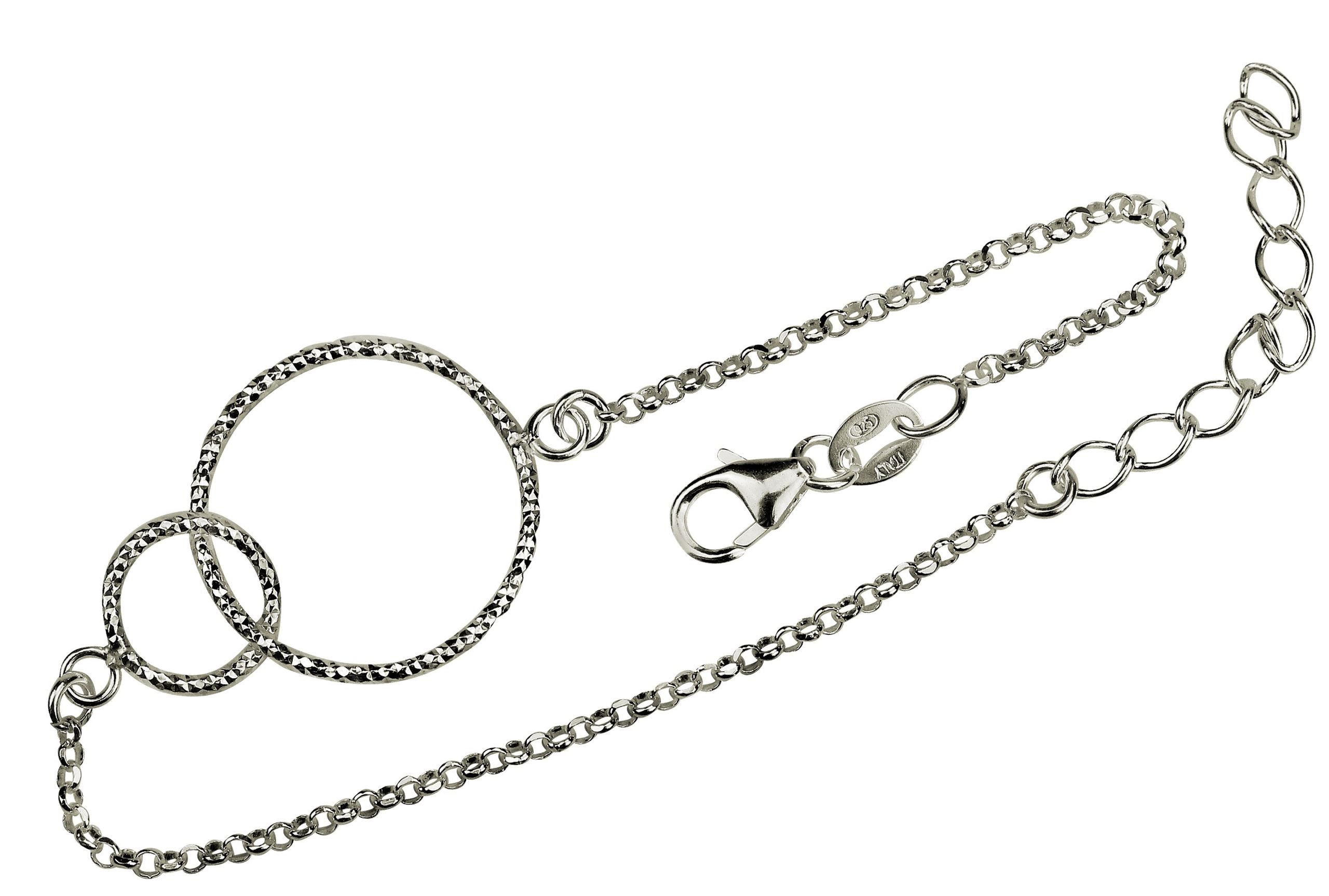 Ein Armband aus Silber aus einer Ankerkette mit zwei ineinander greifenden Kreisen für Damen.