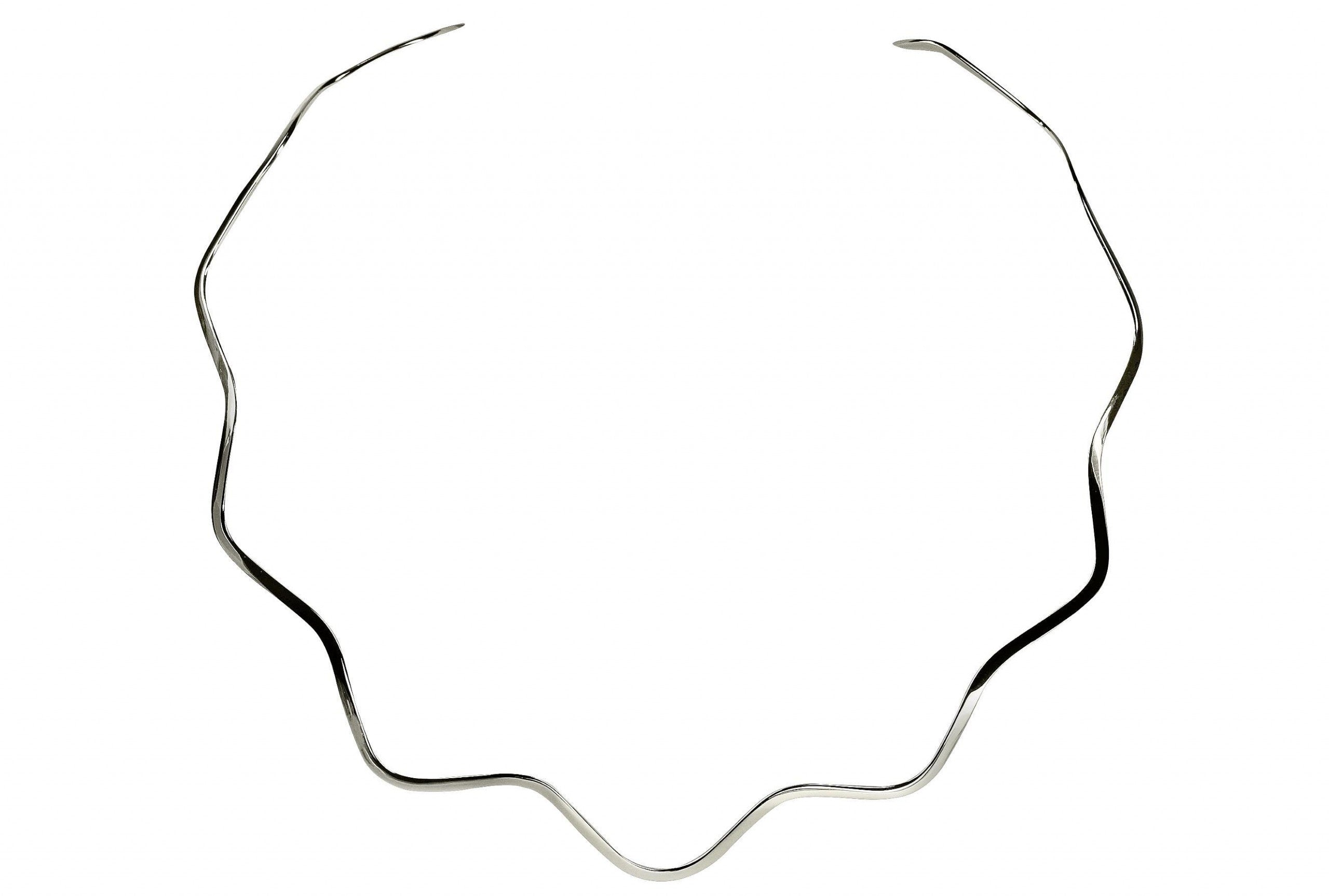 Ein Halsreif aus Silber für Damen mit einer glänzenden Oberfläche und einer gewellten Form.