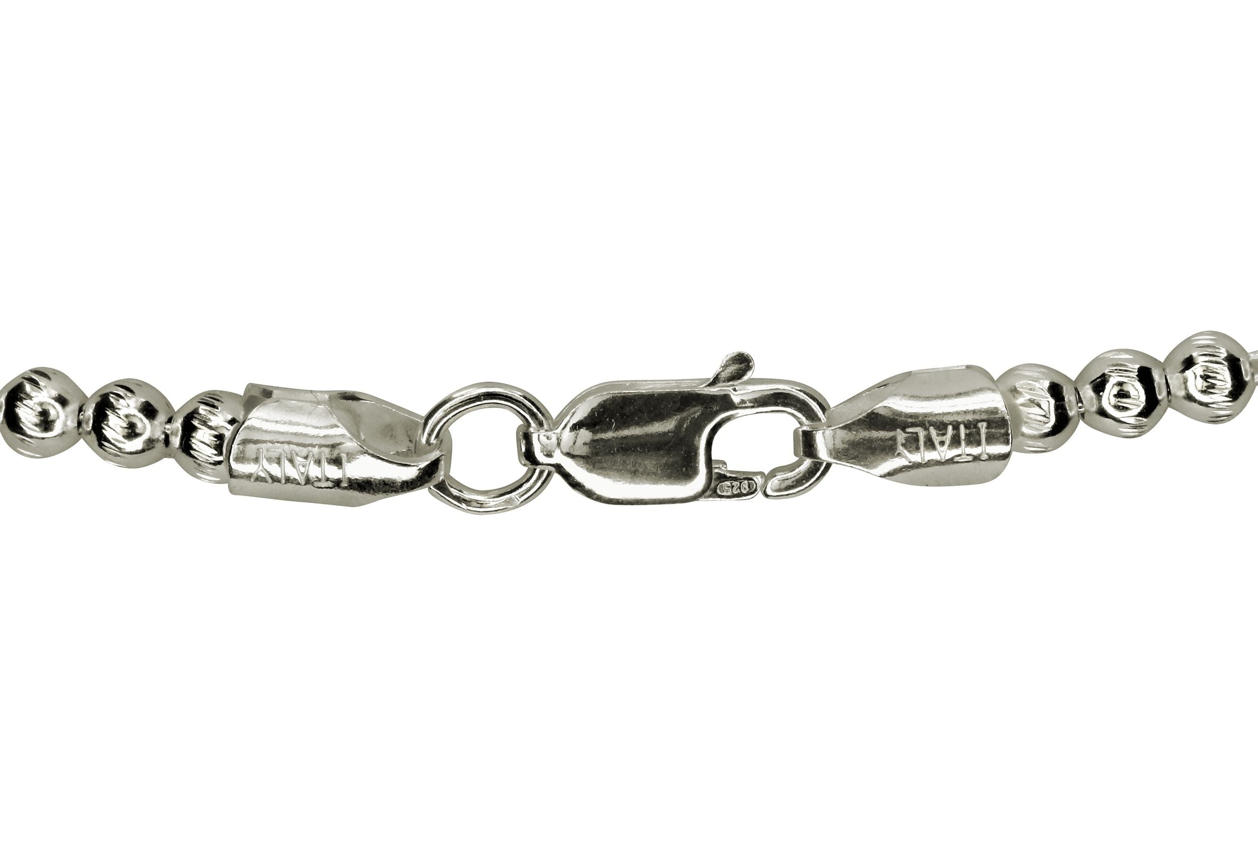 Eine Collierkette aus Silber für Damen in Form einer Kugelkette. Der Fokus liegt hier auf dem Karabinerverschluss.