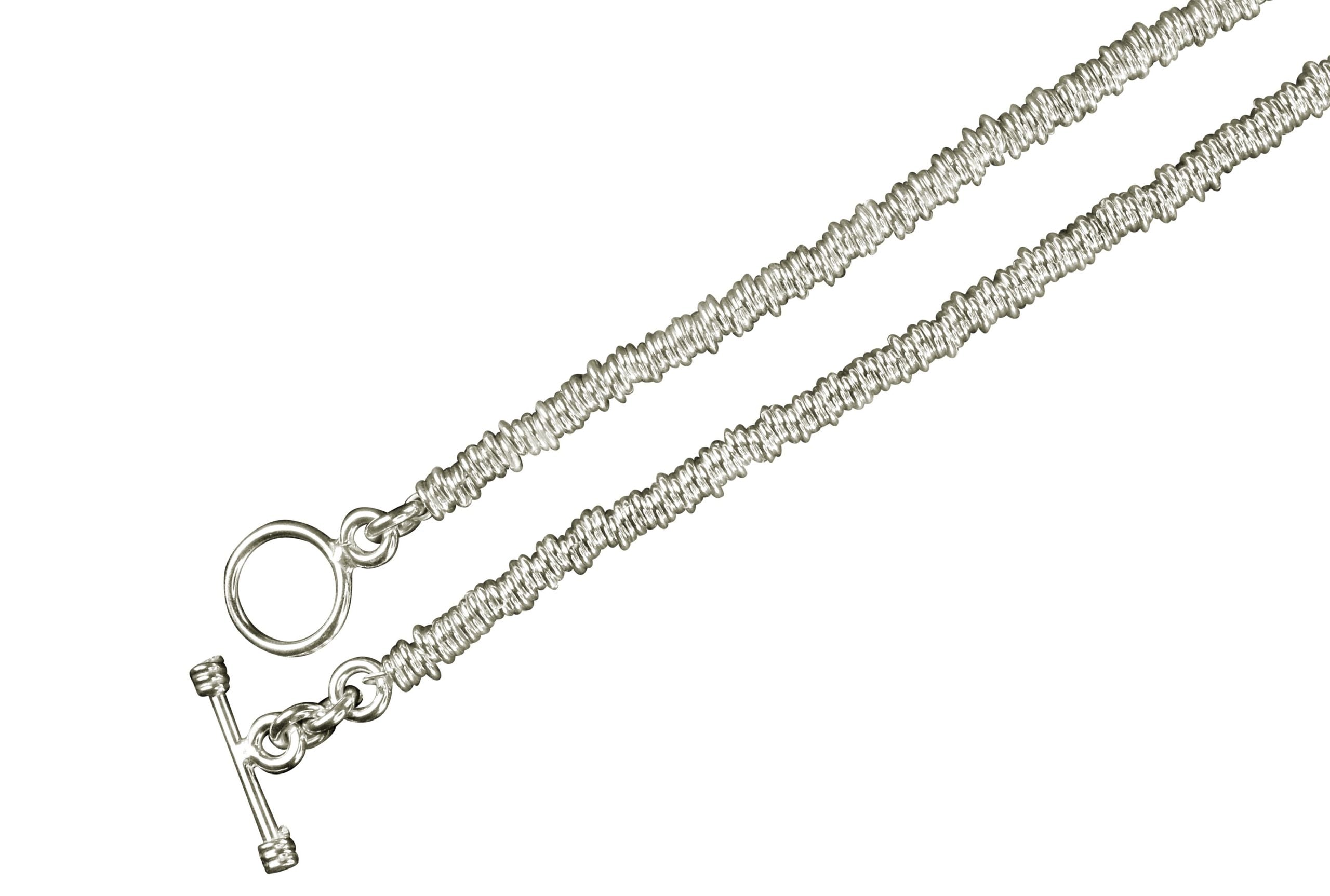 Eine Kette für Damen bestehend aus vielen kleinen Ringen aus Silber mit einem dekorativen Verschluss.