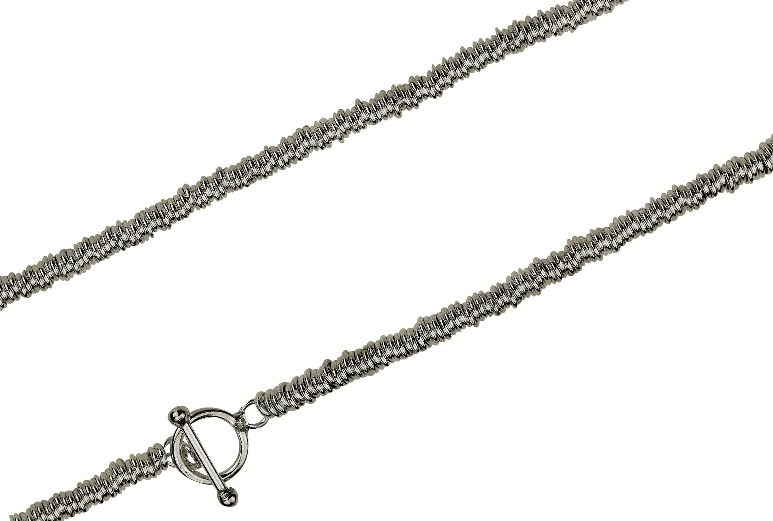 Eine Kette für Damen bestehend aus vielen kleinen Ringen aus Silber mit einem dekorativen Verschluss.