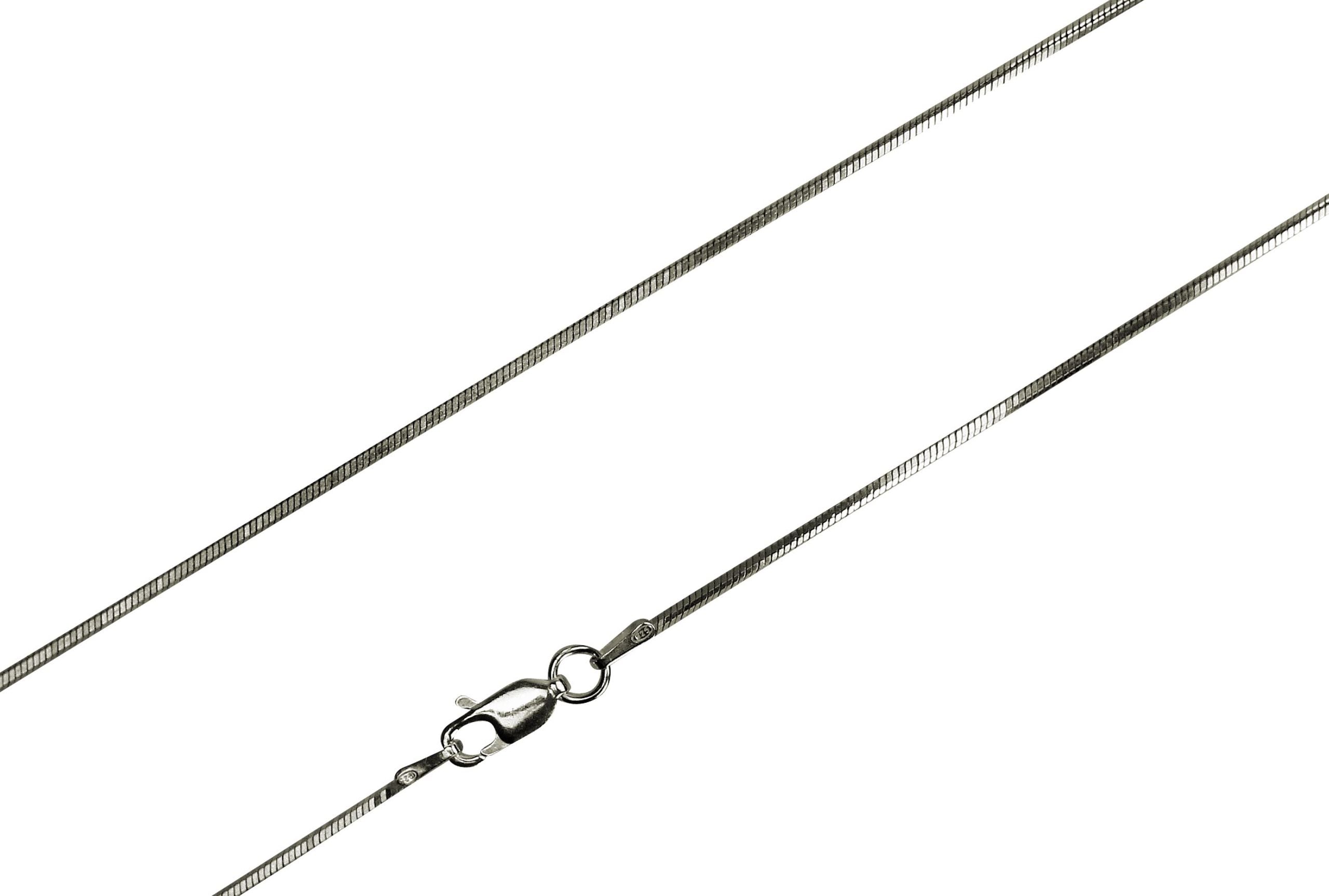 Eine Schlangenkette aus Silber für Damen mit diamantiert angeschliffener Oberfläche und einem Karabinerverschluss.