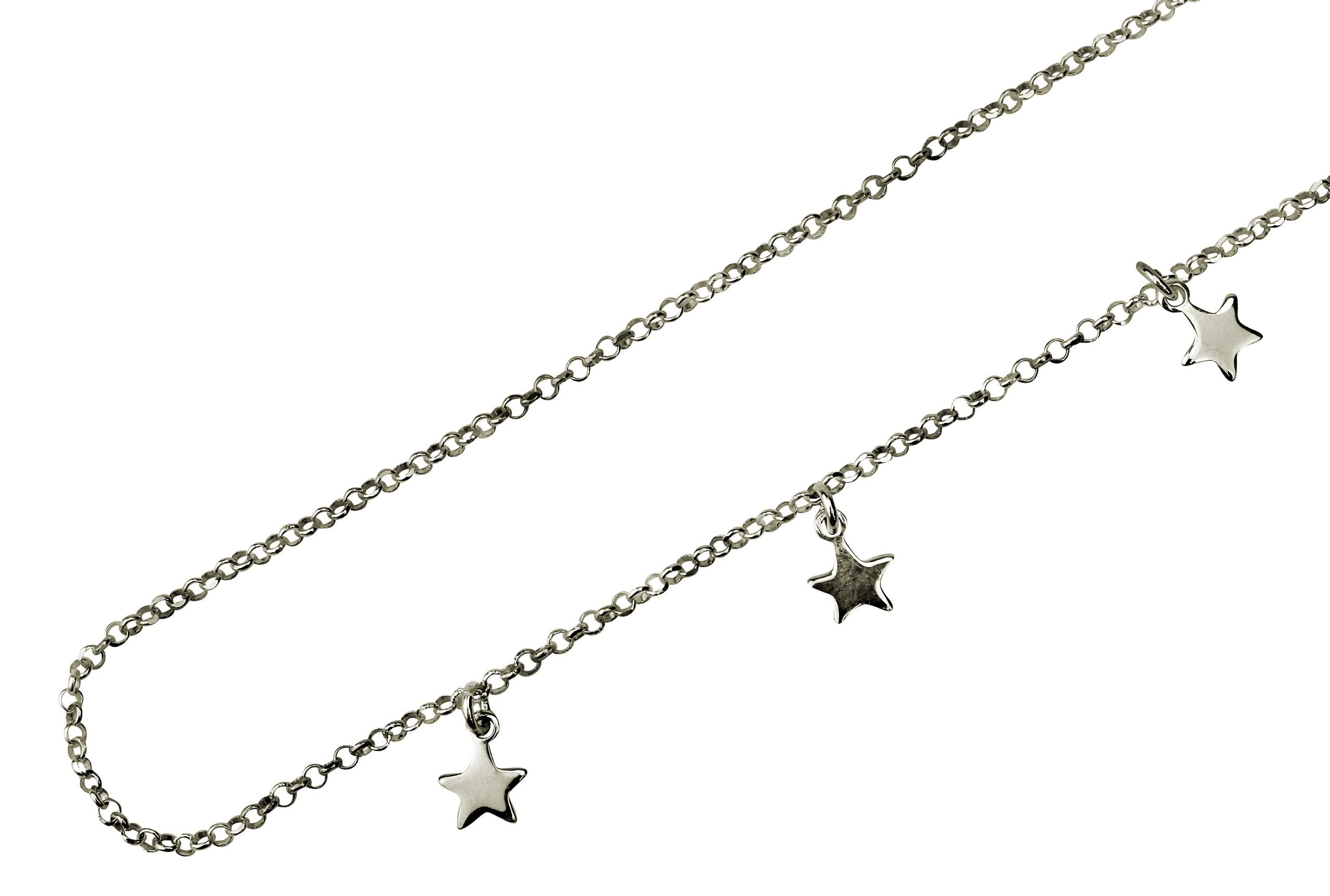 Eine feine Ankerkette aus Silber als Sternenkette mit drei kleinen Sternchen als Anhänger.