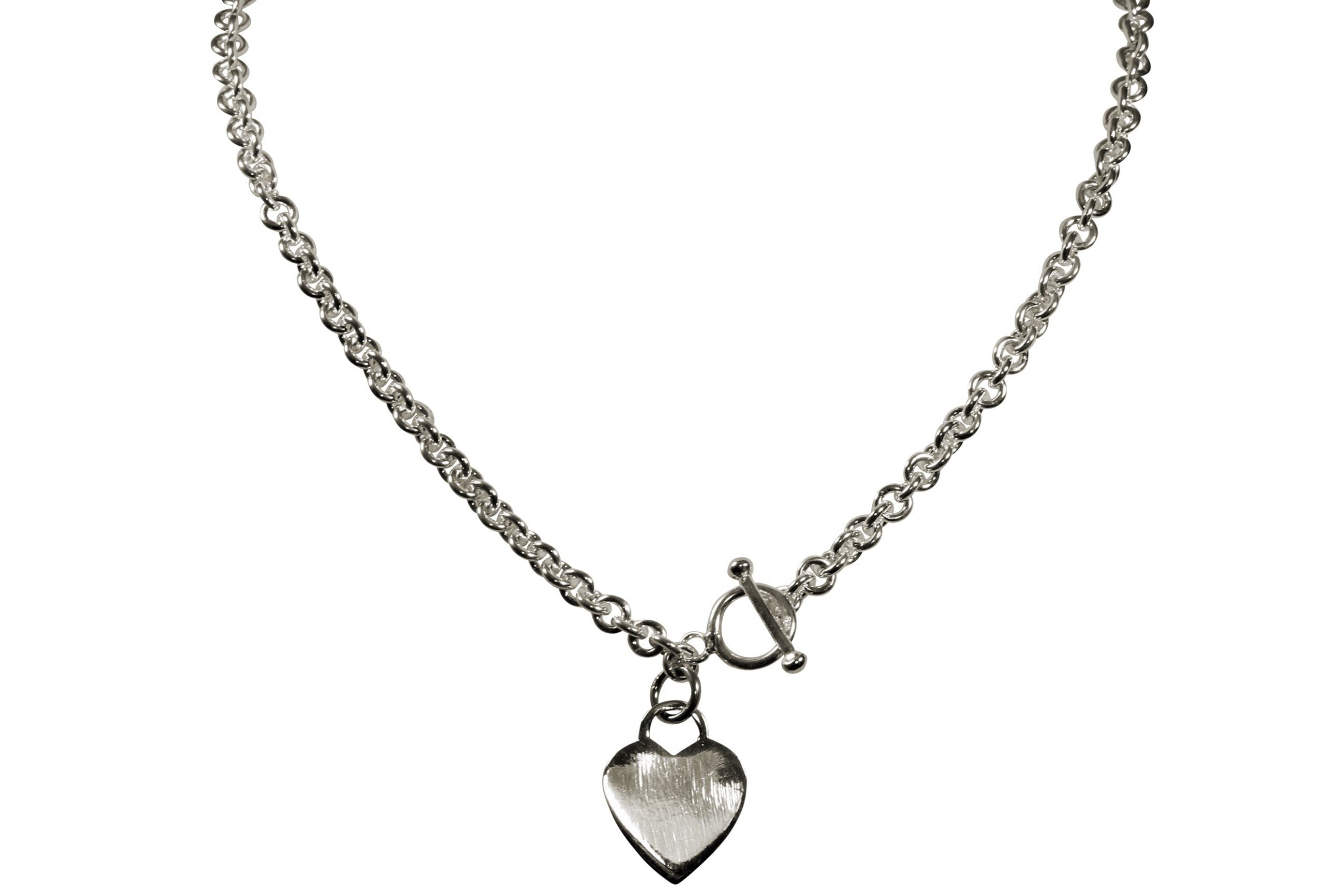 Eine klassische Kette für Damen aus Silber mit einem dekorativen Herz und einem Knebelverschluss.