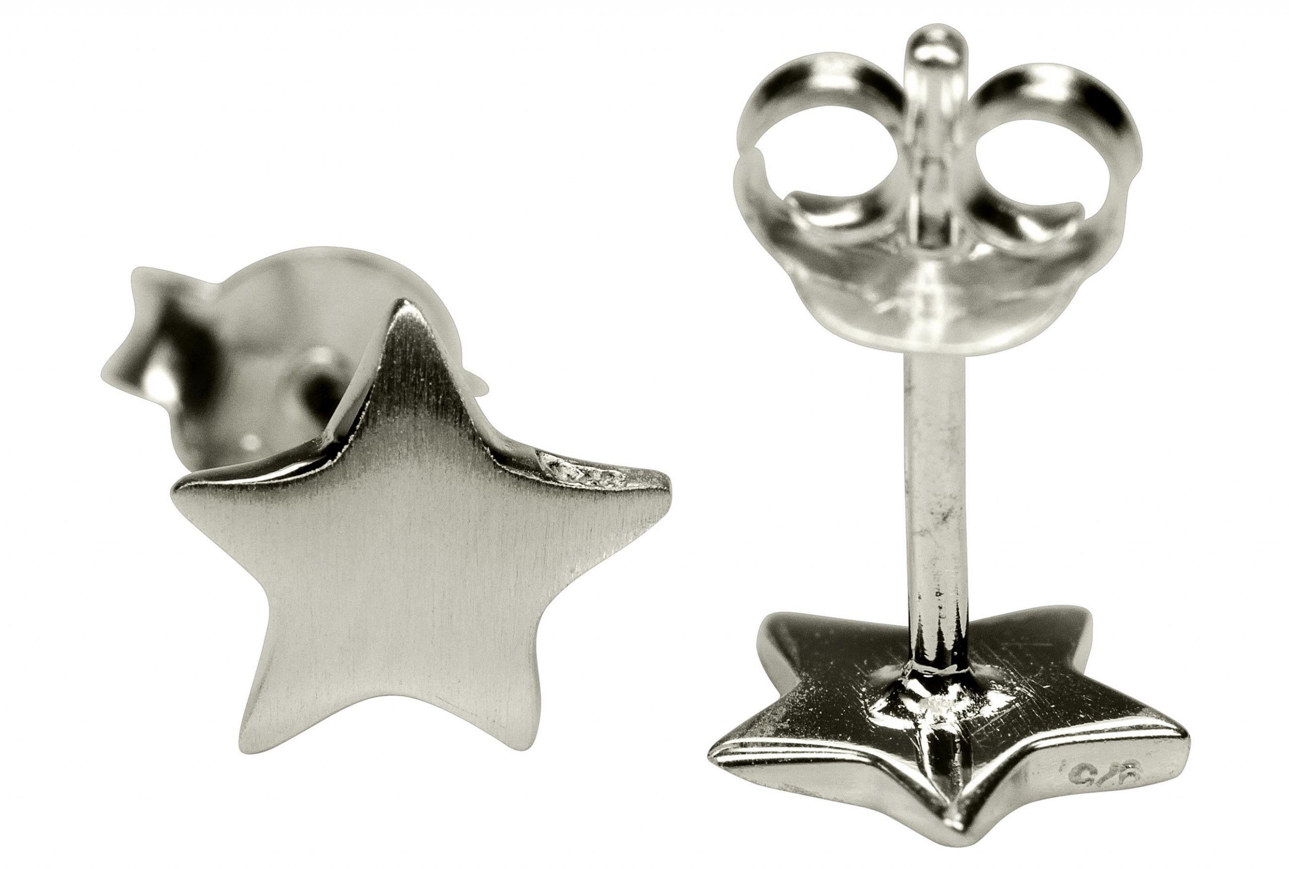 Ein Paar silberne Ohrstecker für Damen in Form eines fünfzackigen Sternchens. Die Oberfläche ist mattiert.