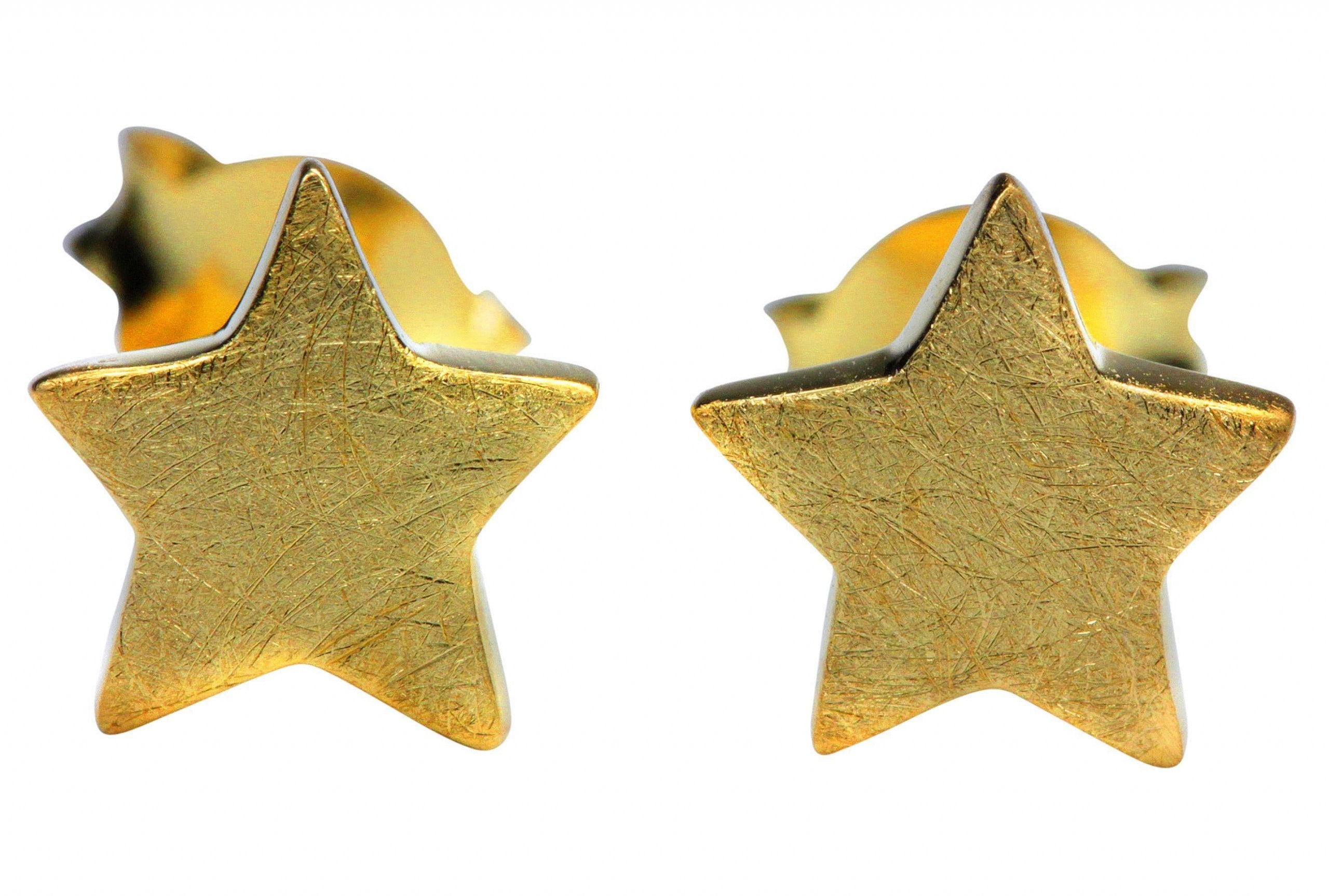 Ein Paar silberne Ohrstecker für Damen in Form eines fünfzackigen Sternchens. Die Oberfläche ist mit Gold plattiert.