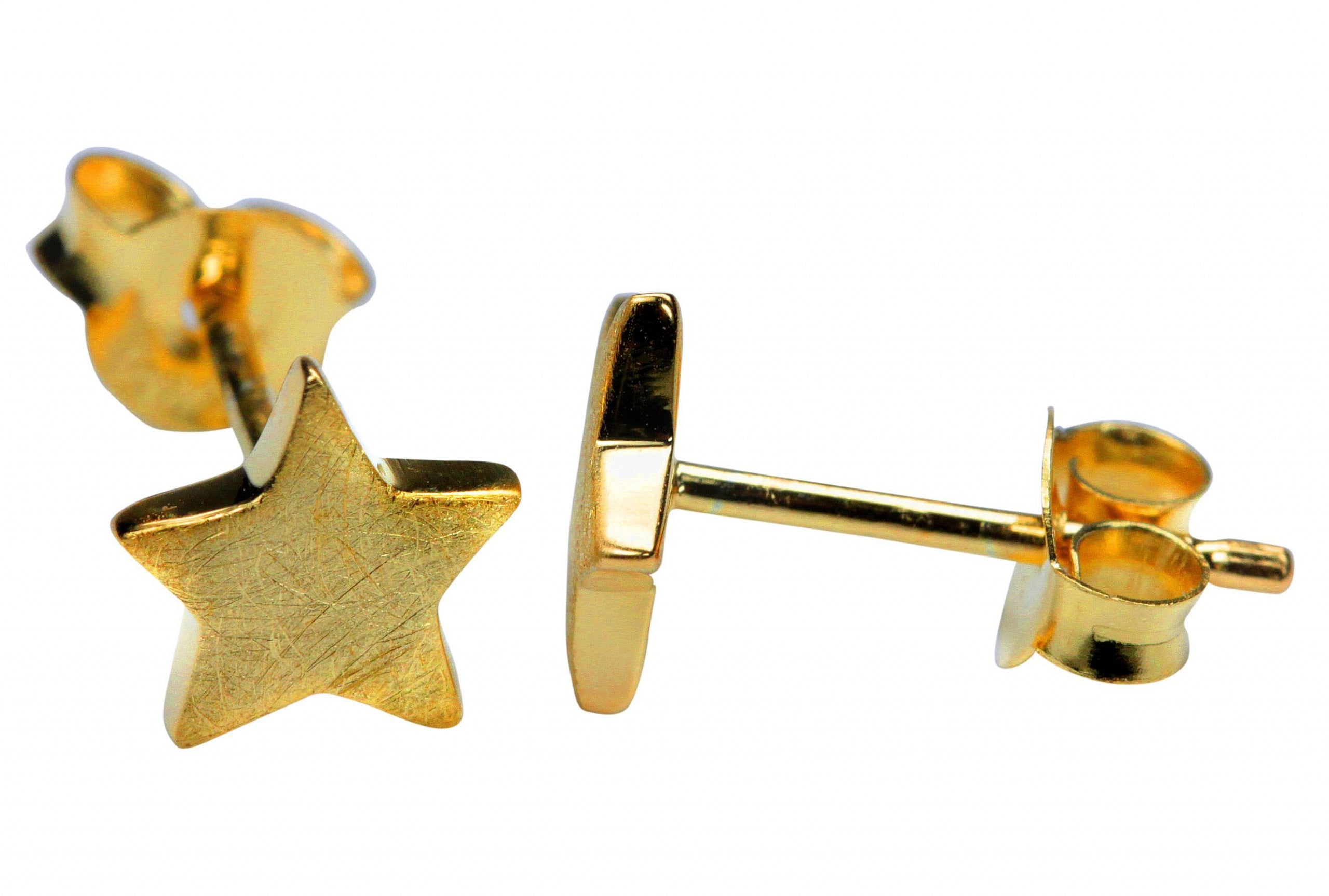 Ein Paar silberne Ohrstecker für Damen in Form eines fünfzackigen Sternchens. Die Oberfläche ist mit Gold plattiert.