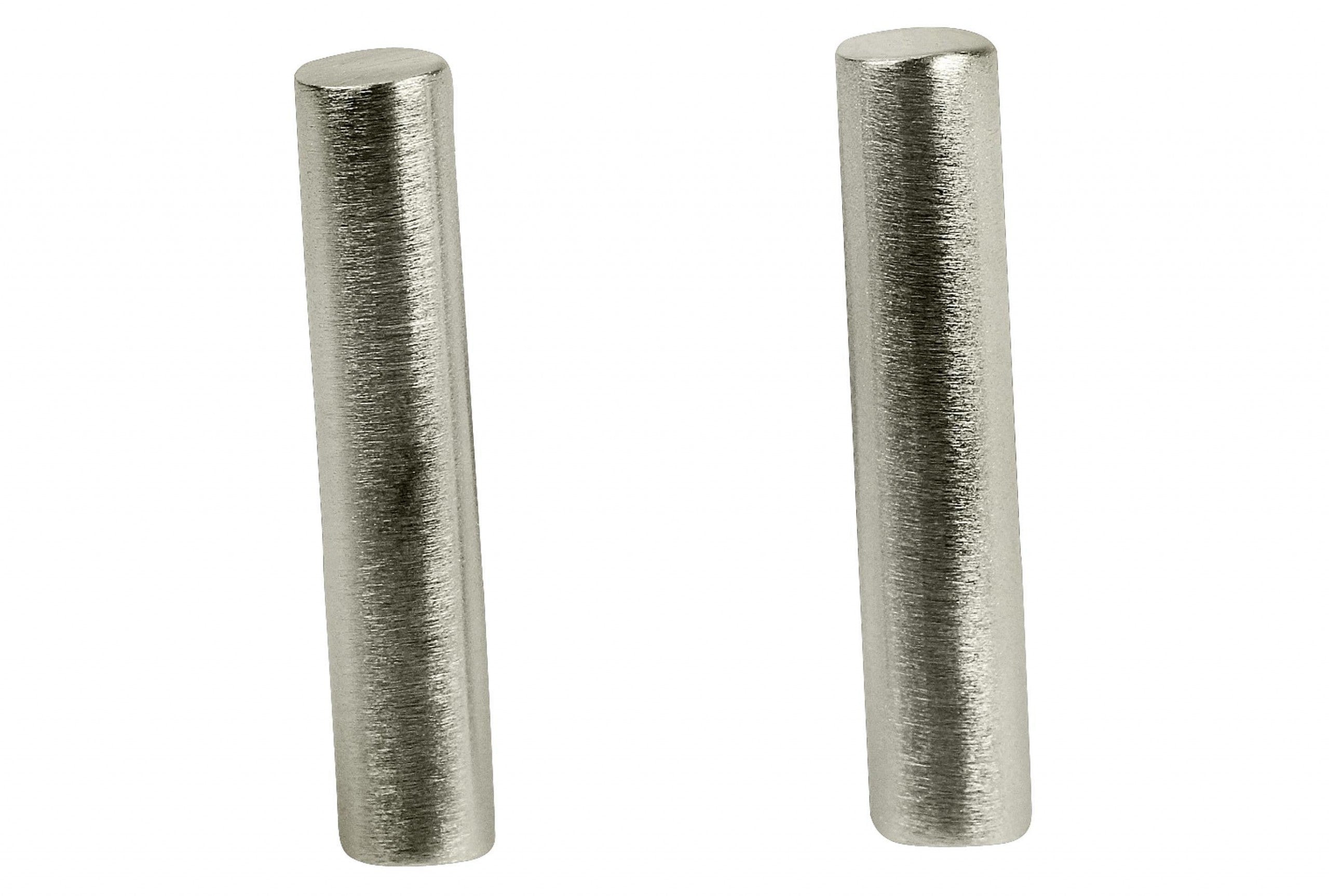 Ohrstecker für Damen aus Silber in Gestalt eines zylindrisch geformten Stäbchens mit einer mattierten Oberfläche.