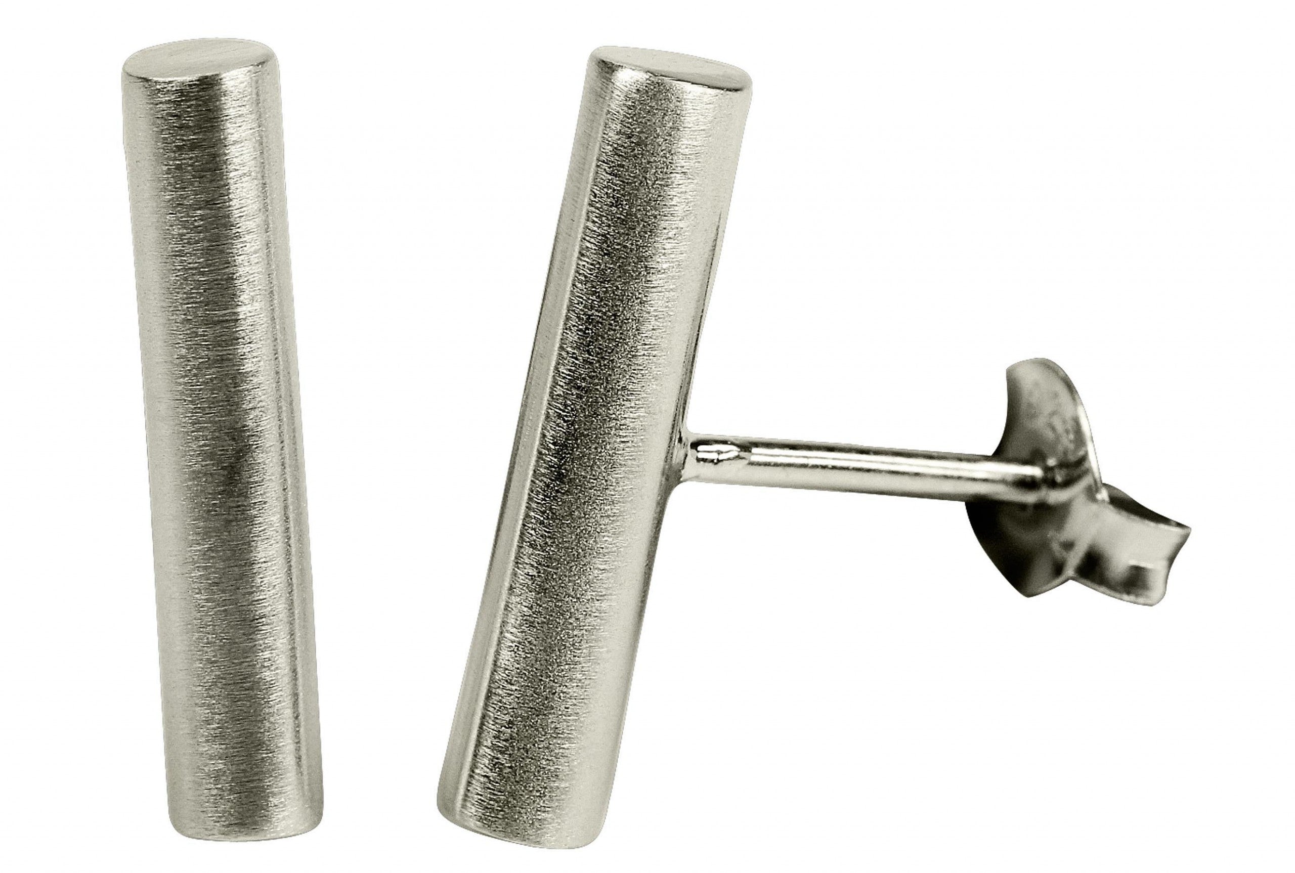Ohrstecker für Damen aus Silber in Gestalt eines zylindrisch geformten Stäbchens mit einer mattierten Oberfläche.