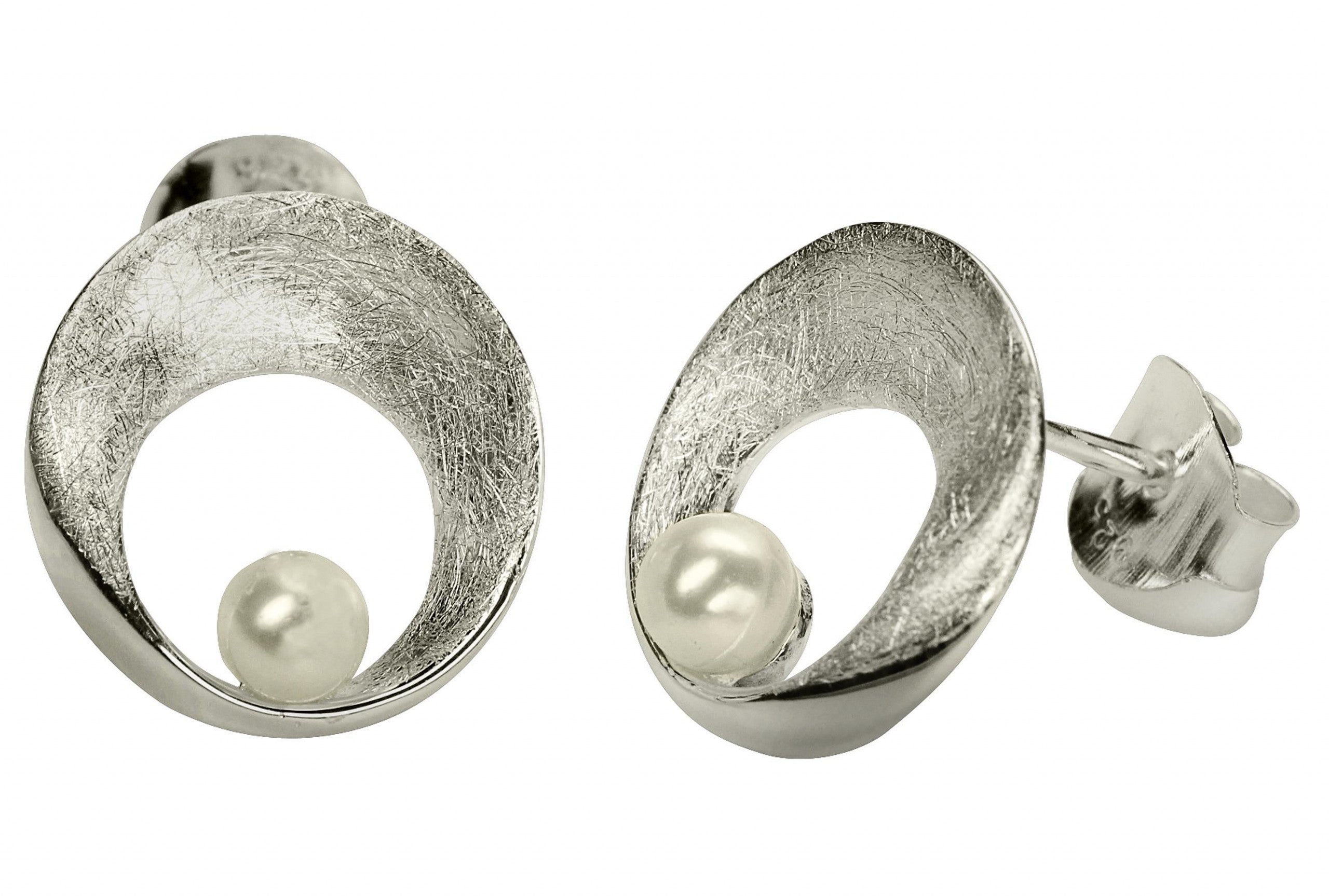 Ein rundes Paar Ohrstecker für Damen aus Silber mit einer Öffnung und einer Perle, die im unteren Bereich des Steckers sitzt.