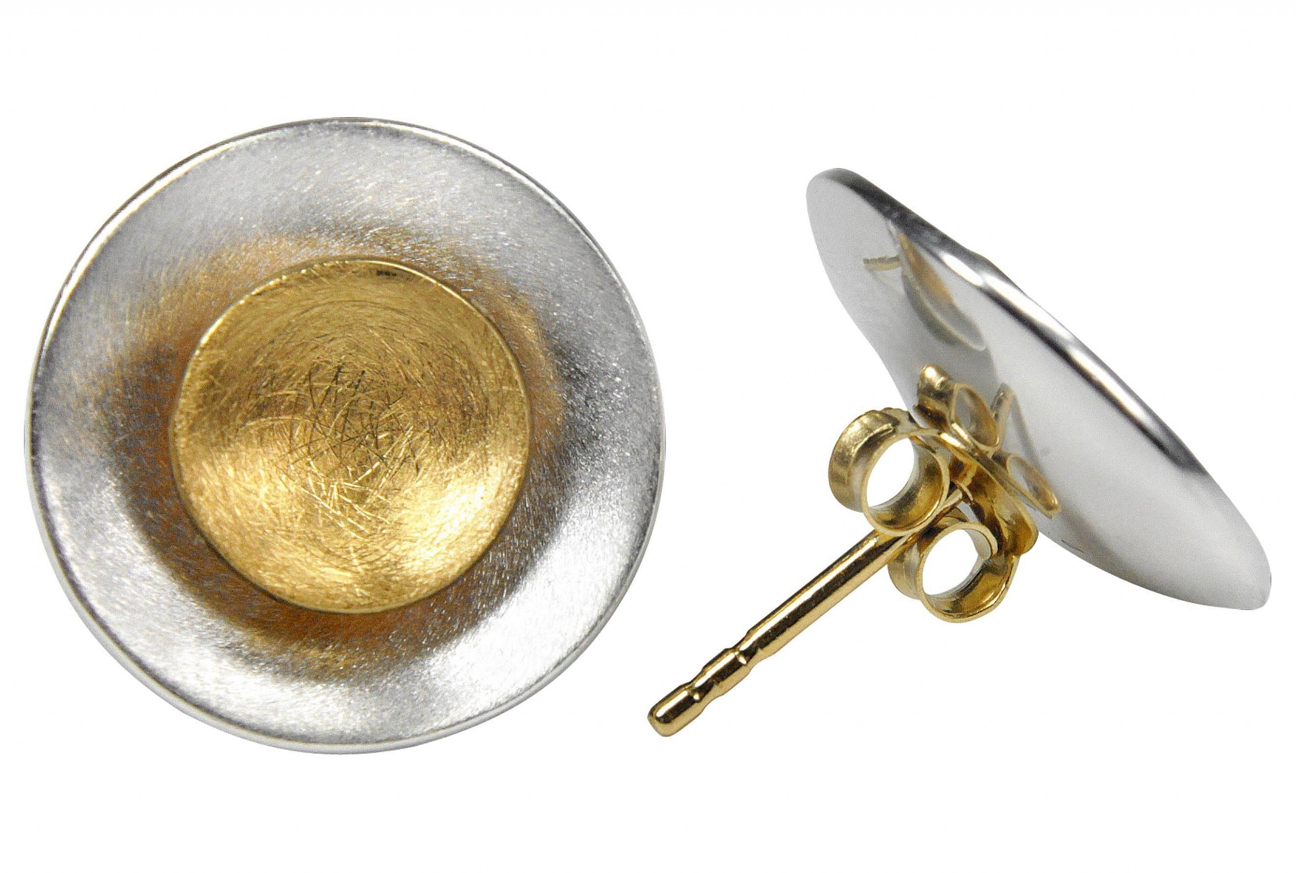 Frei kombinierbare Ohrstecker aus jeweils einer äußeren Schale aus Silber und einem inneren Stecker, der mit Gold plattiert ist.