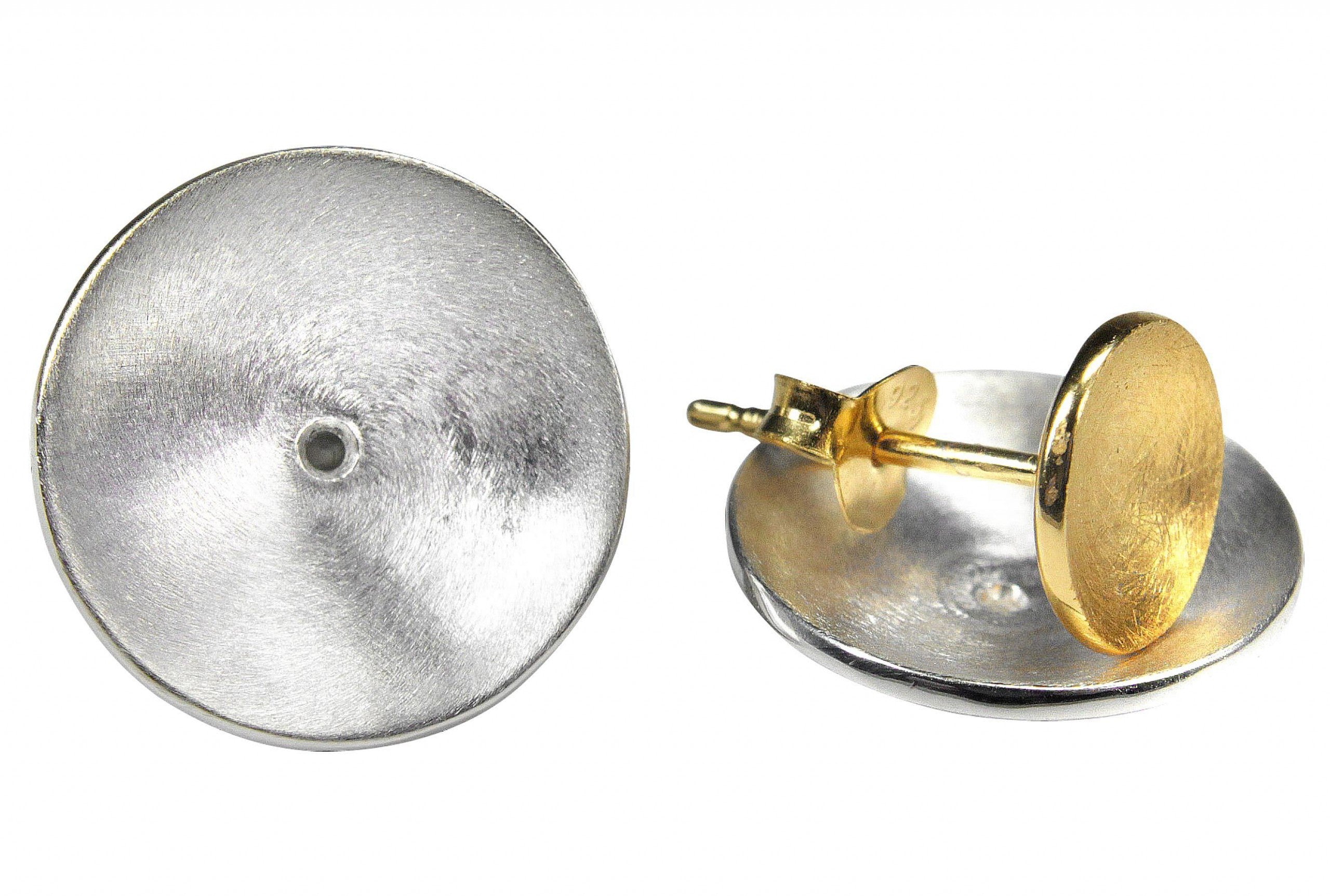 Frei kombinierbare Ohrstecker aus jeweils einer äußeren Schale aus Silber und einem inneren Stecker, der mit Gold plattiert ist.