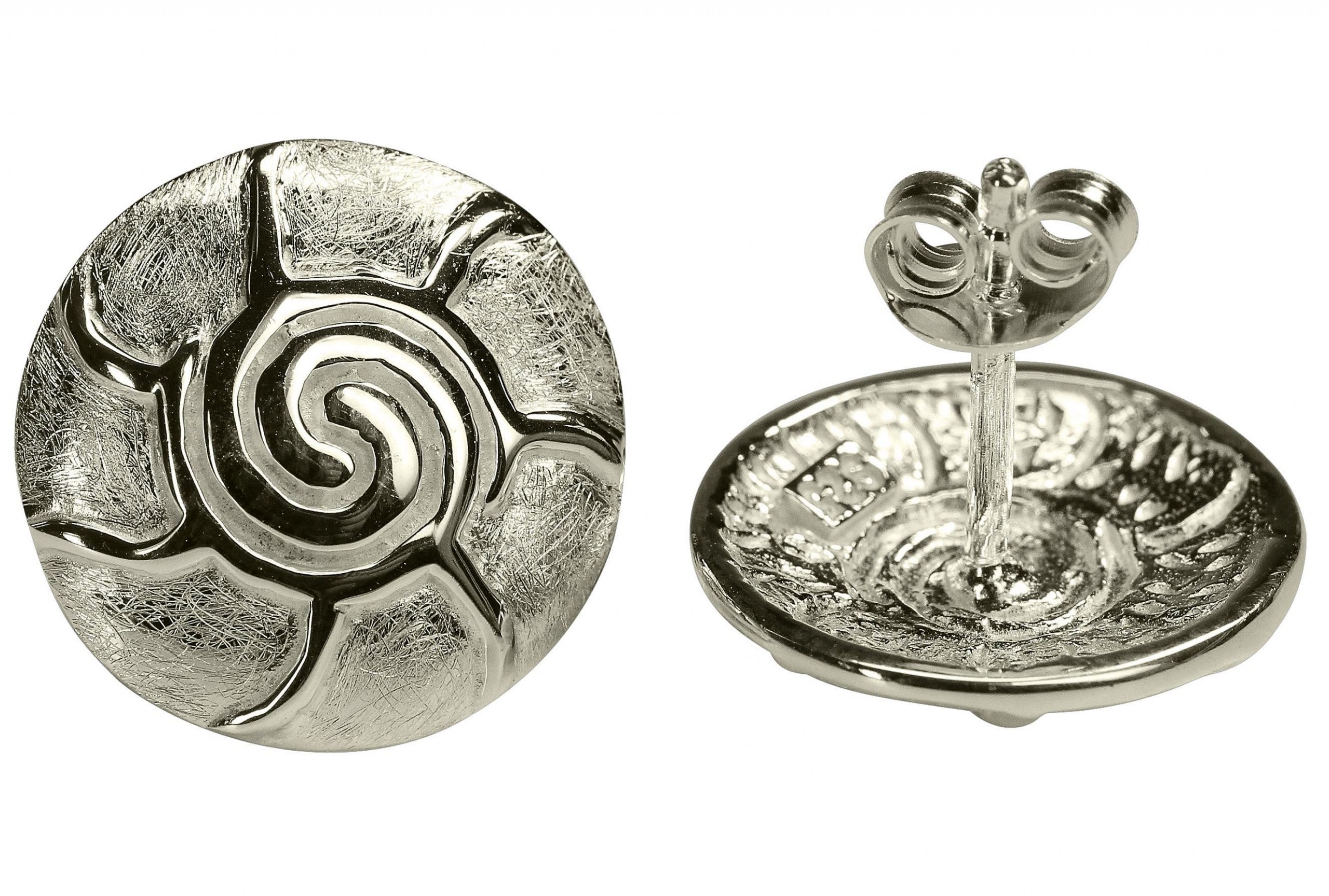 Runde Ohrstecker aus Silber für Damen mit einer erhöht eingearbeiteten Spirale des Lebens.