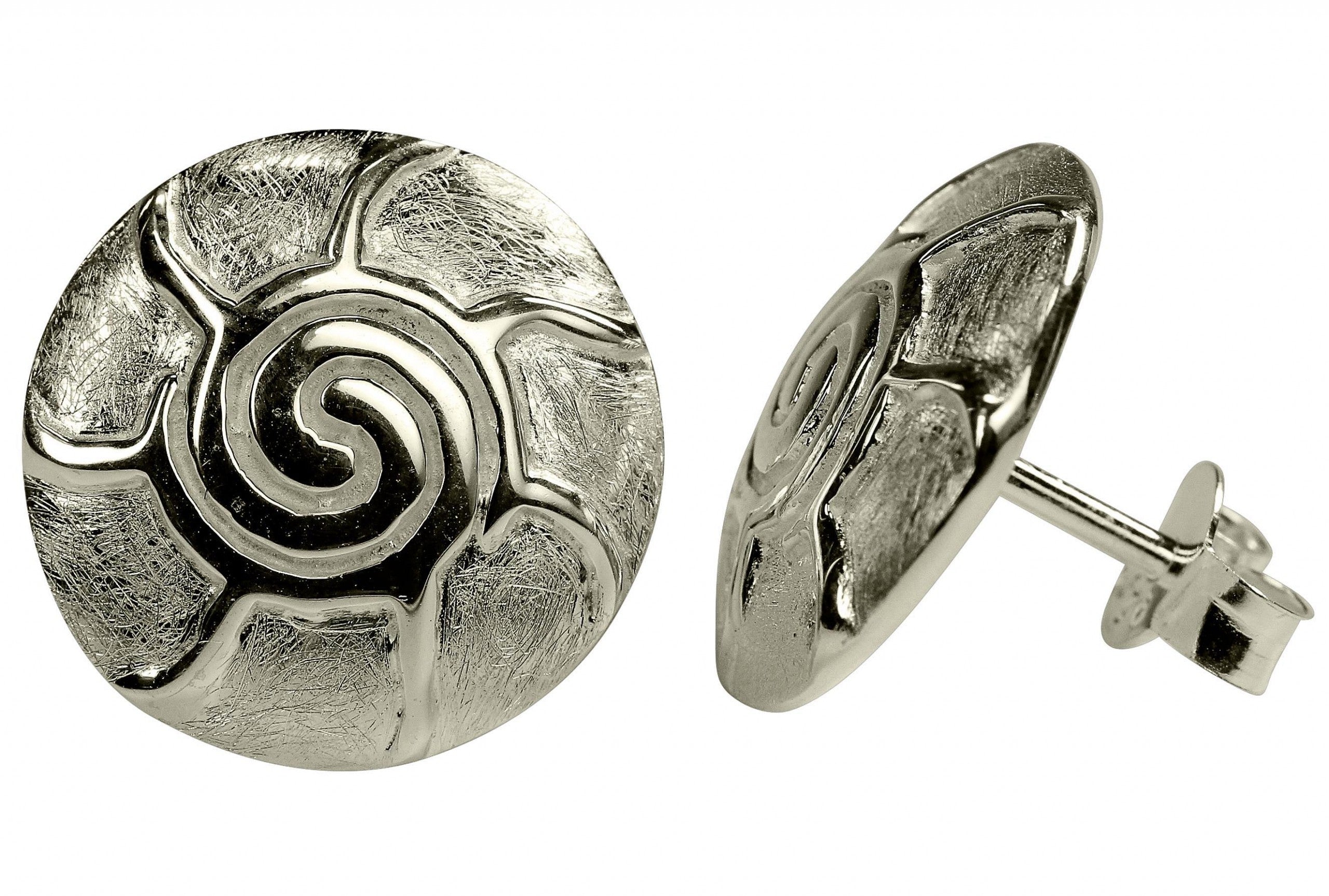 Runde Ohrstecker aus Silber für Damen mit einer erhöht eingearbeiteten Spirale des Lebens.