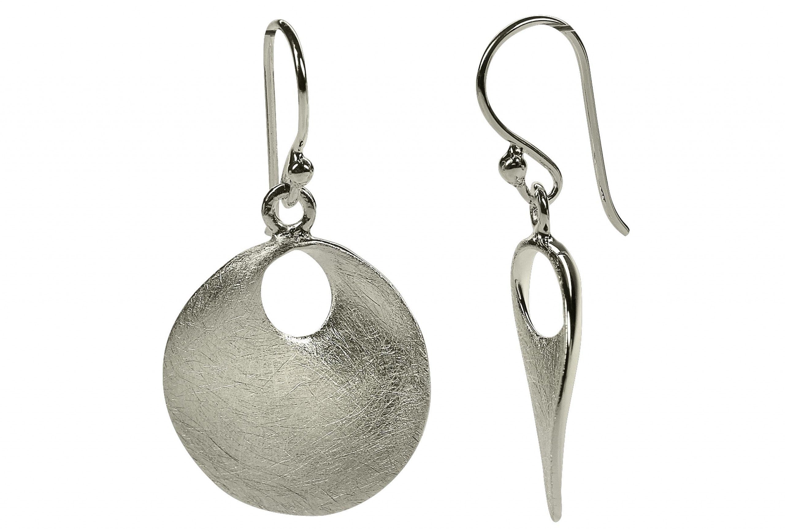 Klassische Ohrhänger aus Silber für Damen mit einer Öffnung und gebürsteter Oberfläche.