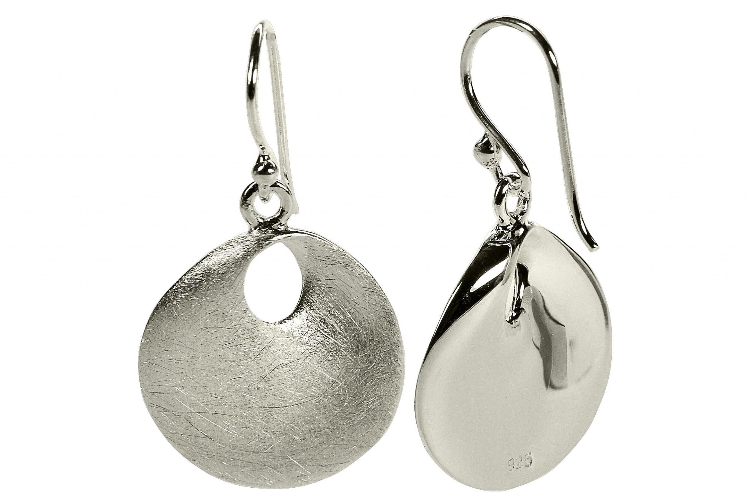 Klassische Ohrhänger aus Silber für Damen mit einer Öffnung und gebürsteter Oberfläche.