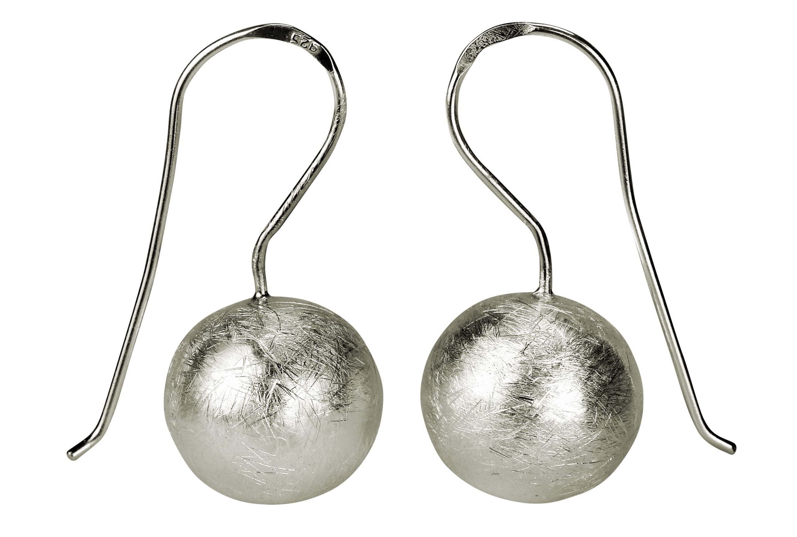 Ohrringe aus Silber für Damen in Form einer am Ohr hängenden Kugel mit gebürsteter Oberfläche.