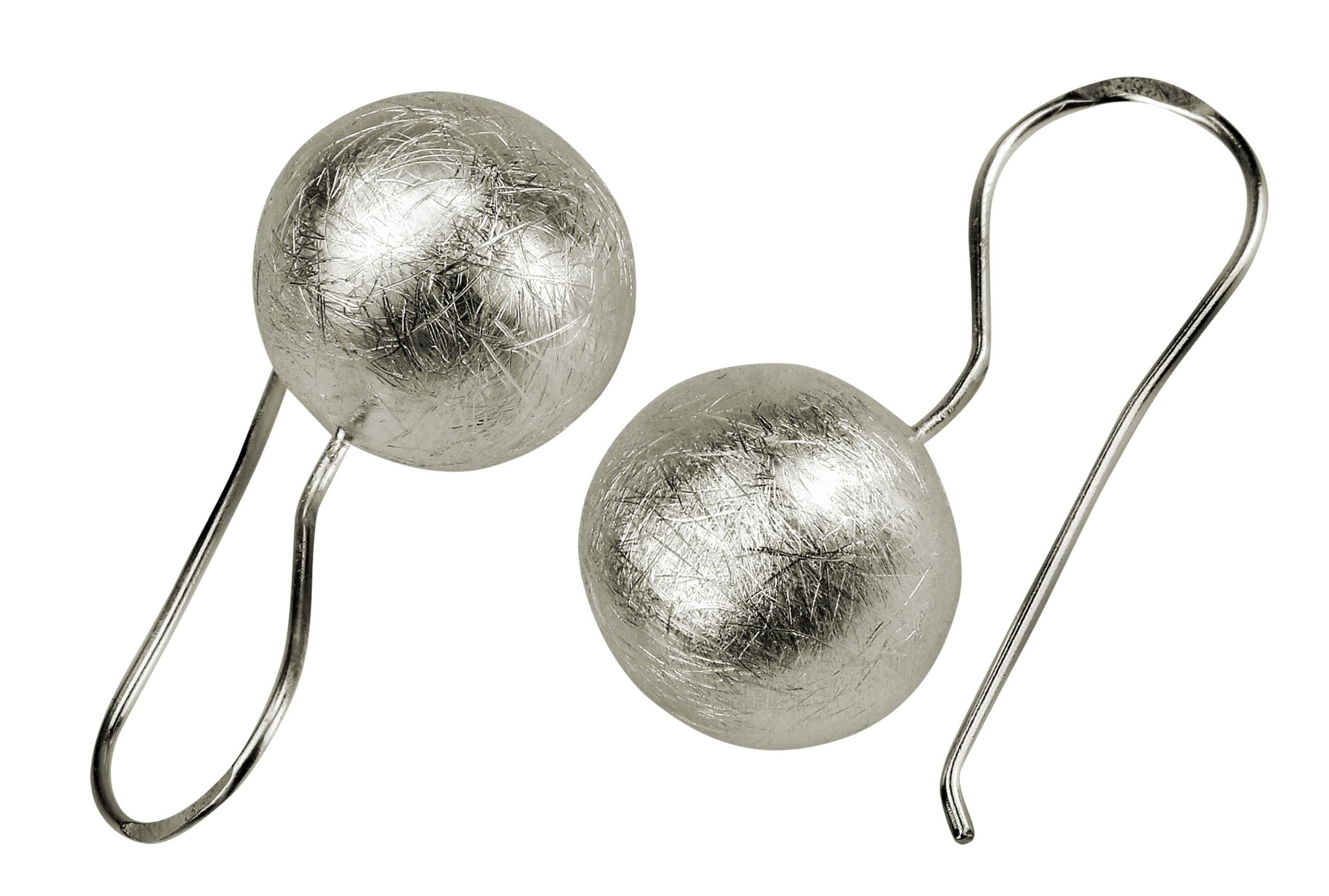 Ohrringe aus Silber für Damen in Form einer am Ohr hängenden Kugel mit gebürsteter Oberfläche.