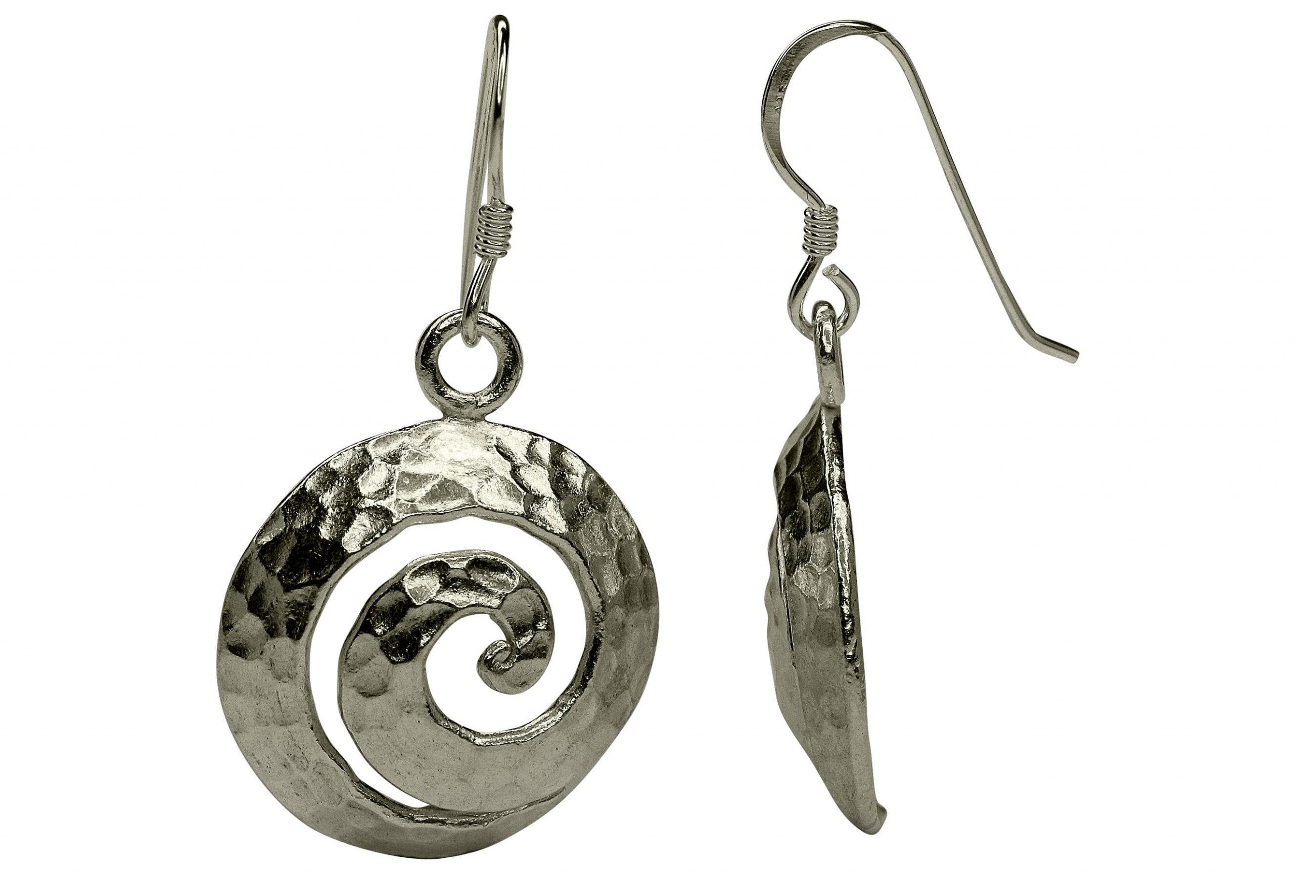 Geschmiedete Ohrhänger aus Silber für Damen in Form einer offen gearbeiteten Spirale mit gehämmerter Oberfläche.